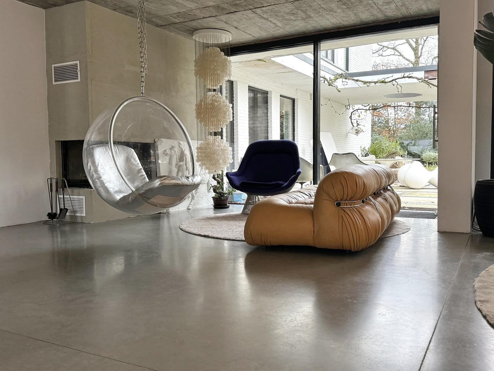 Eero Aarnio Bubble Chair für Asko - Ikonisches Designstück mit original silberner Lederpolsterung

Dieser Bubble Chair von Eero Aarnio für Asko ist ein echtes Design-Statement und eines der berühmtesten Möbelstücke der Mid-Century/ Space