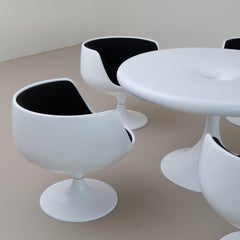 Chaises Eero Aarnio Cognac et table Kantarelli par Asko Oy Finlande