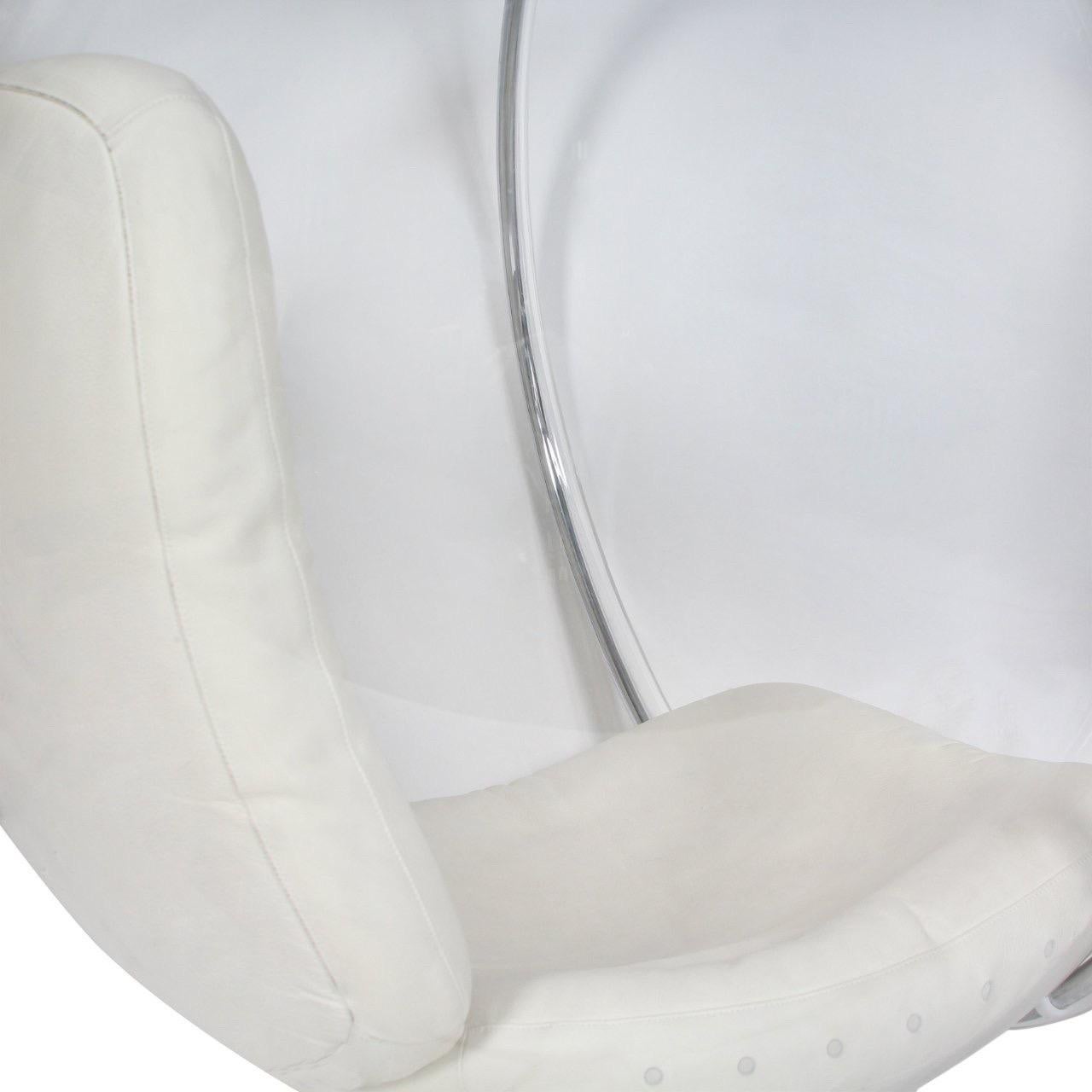 Ein originaler Bubble Chair, entworfen von Eero Aarnio, um 1980. Der von der Decke hängende Stuhl hat eine Form aus Acryl, einen massiven Rahmen aus Edelstahl und eine Lederpolsterung.

Abmessungen: 40.5x35.5x41.