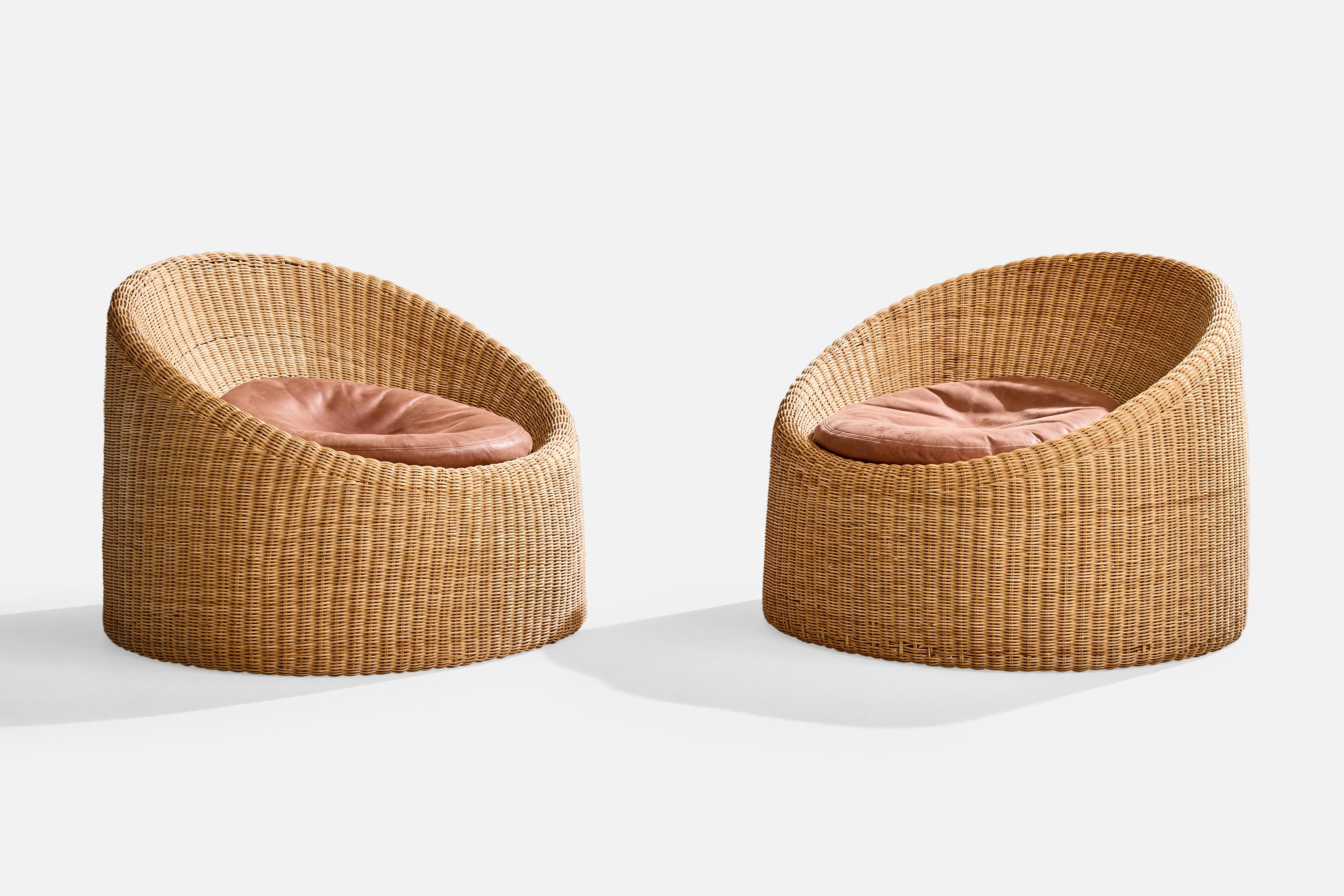 Coppia di sedie da salotto in rattan intrecciato e pelle marrone disegnate da Eero Aarnio, Finlandia, anni Settanta.

Provenienza: Proveniente dagli interni progettati da Baughman della casa di Thayer e Doris Coggin, High Point, Carolina del