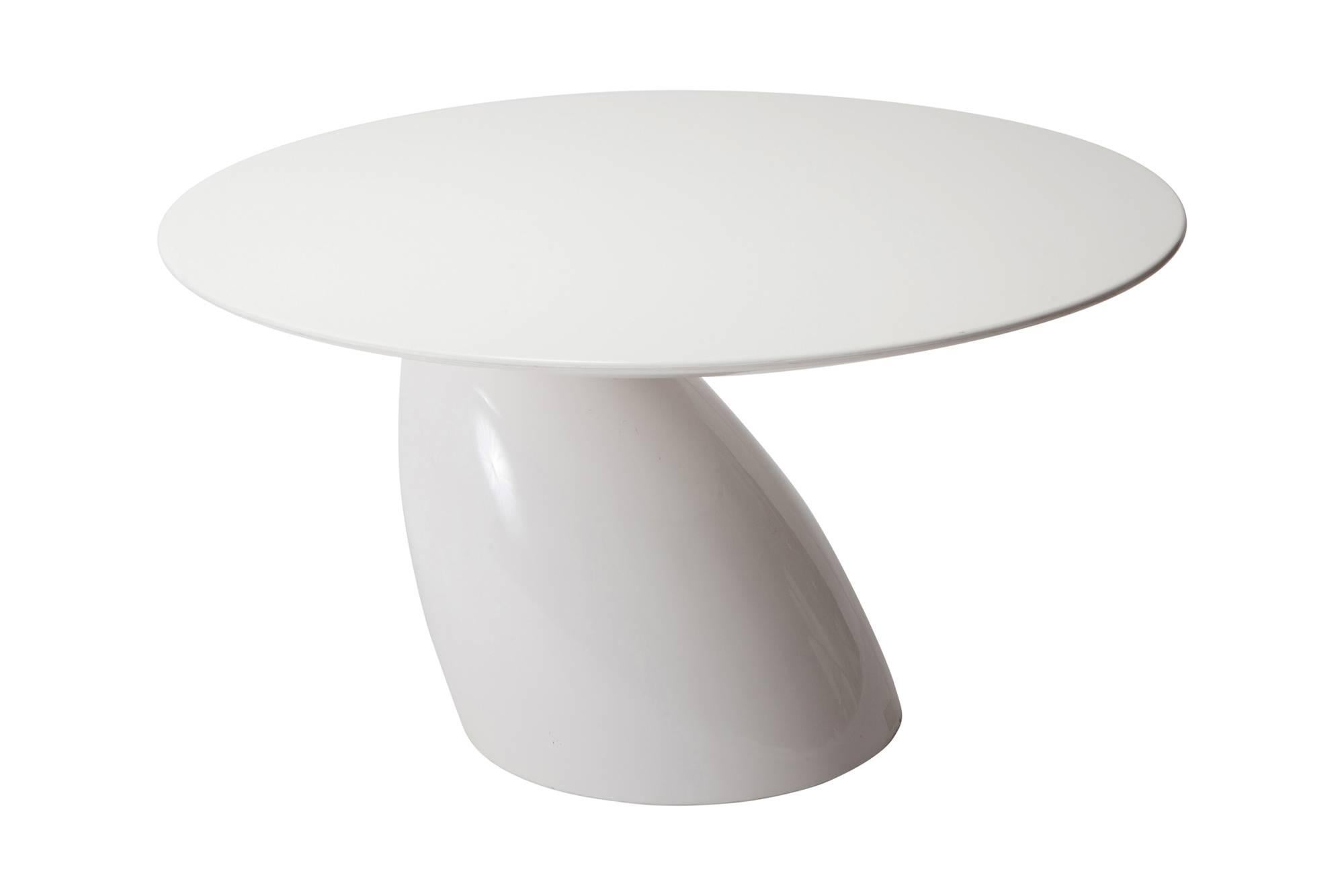 Aarnio’s gravity-defying Parabel dining table is a beautifully sculpted table. The top seems to balance perfectly on the smooth-shaped base. It has a fluid, organic touch. For this set, Eero Aarnio used his favourite material, Fiberglass. It looks,