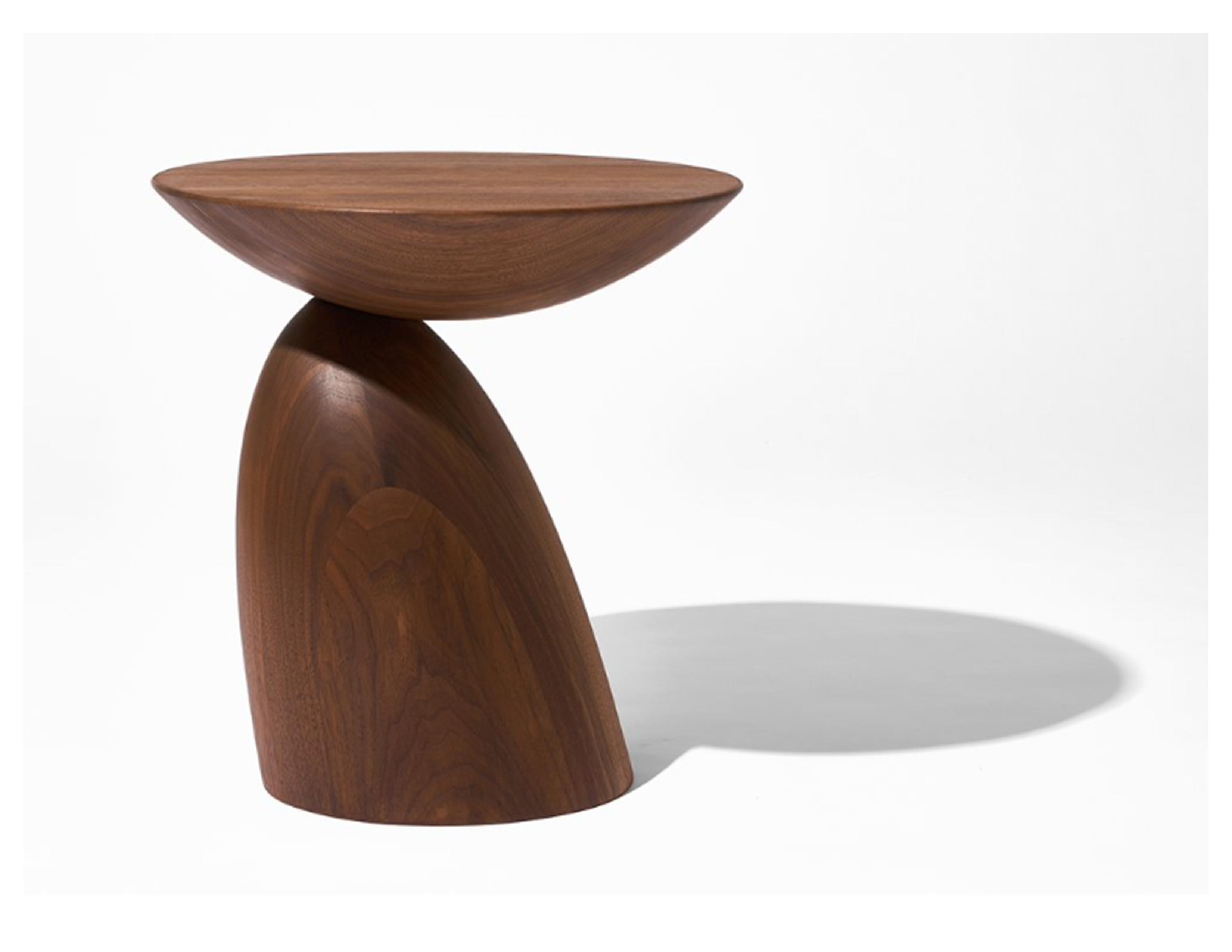 Moderne Eero Aarnio Petite table Parabel en noyer en vente