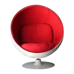 Eero Aarnio Style Mid-Century Modern ''Ball Chair'' White Red Finland, 1963