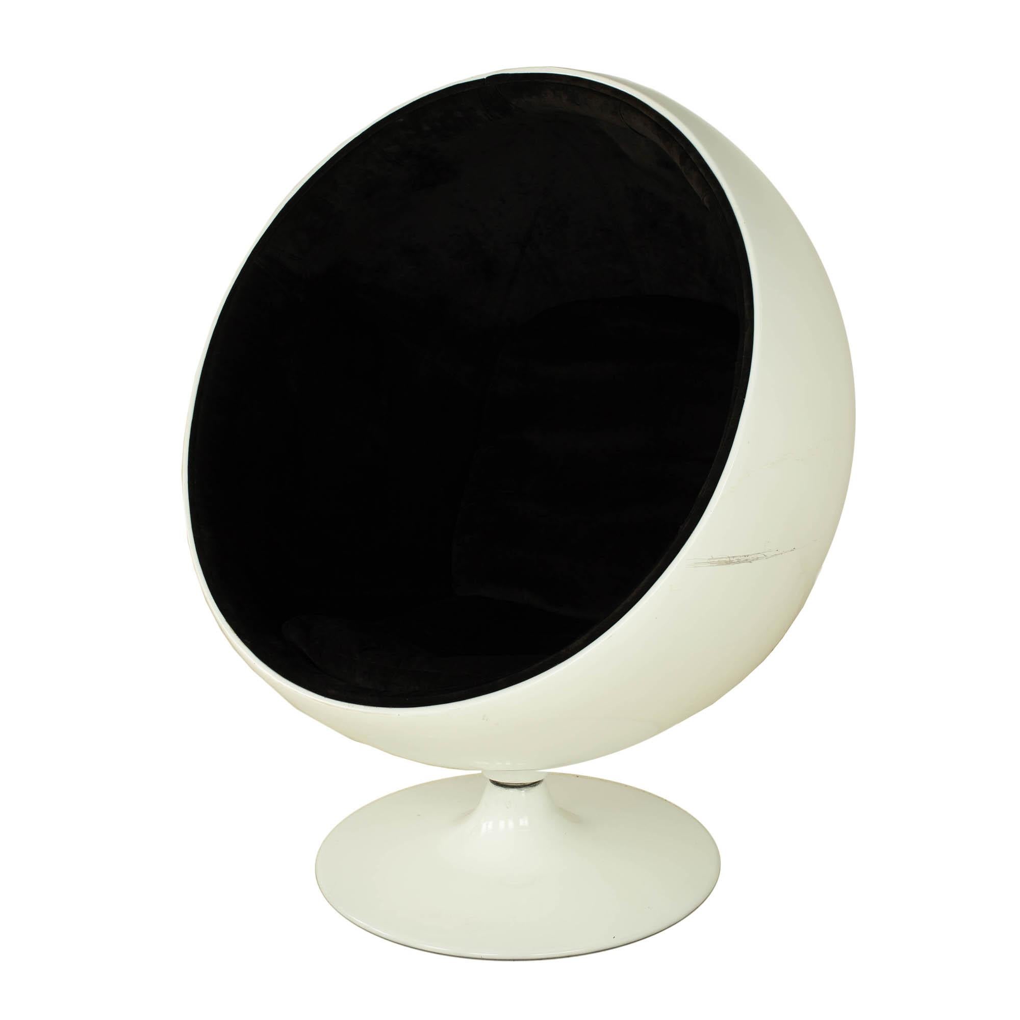 Mid-Century Modern Eero Aarnio Style Mid Century White Ball Lounge Chair