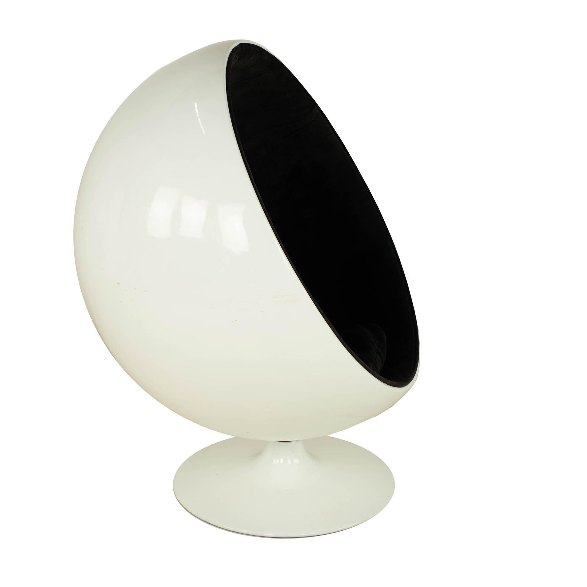 American Eero Aarnio Style Mid Century White Ball Lounge Chair