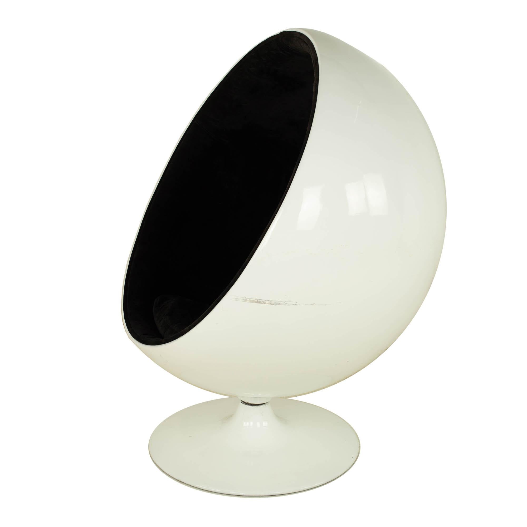 Late 20th Century Eero Aarnio Style Mid Century White Ball Lounge Chair