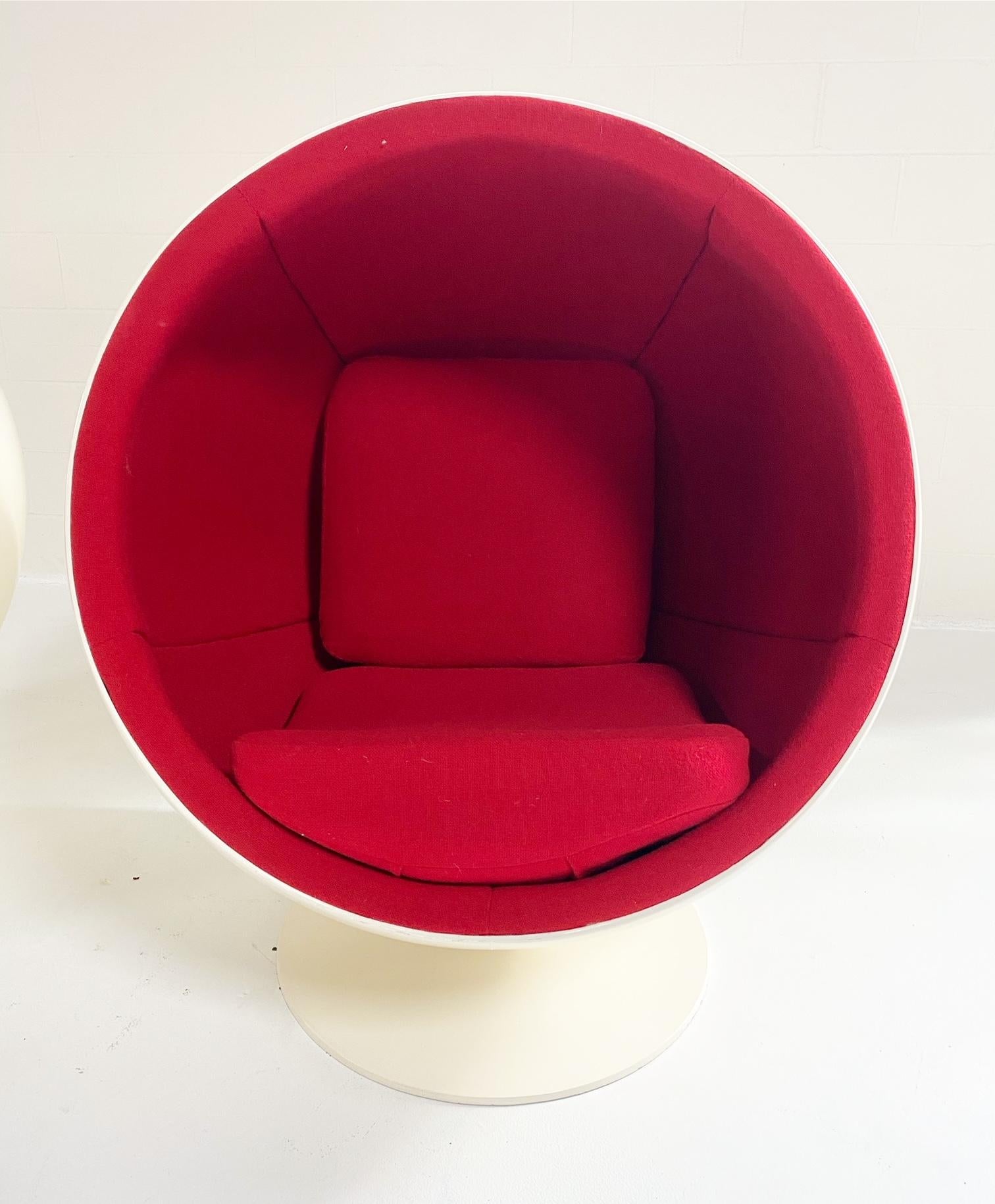 Ein Paar von Eero Aarnio, The Ball Chair (Skandinavische Moderne)