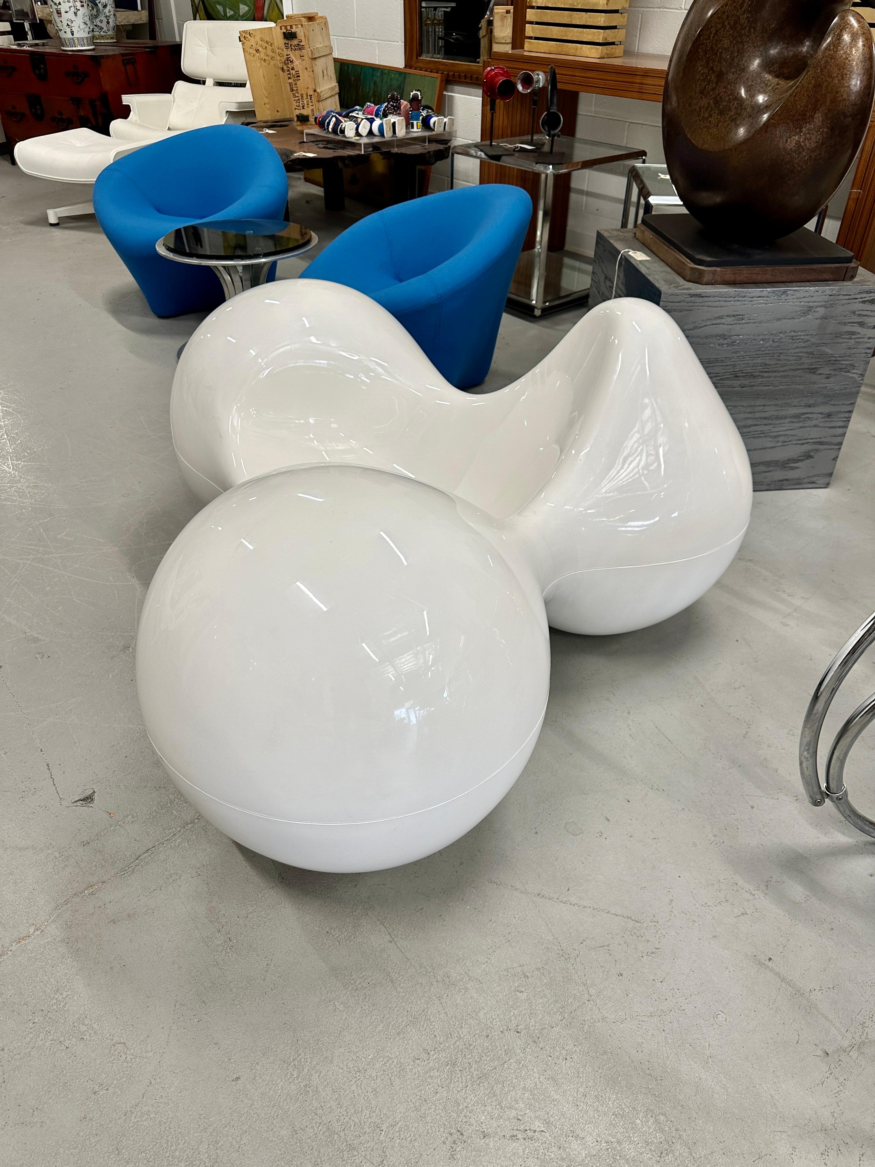 Una icónica silla Tomato de Eero Aarnio diseñada originalmente para Adelta en 1971. Hemos tenido la suerte de vender varios de ellos a lo largo de los años. Éste está en buen estado. Hemos añadido unas piezas de fieltro en el fondo para protegerlo.