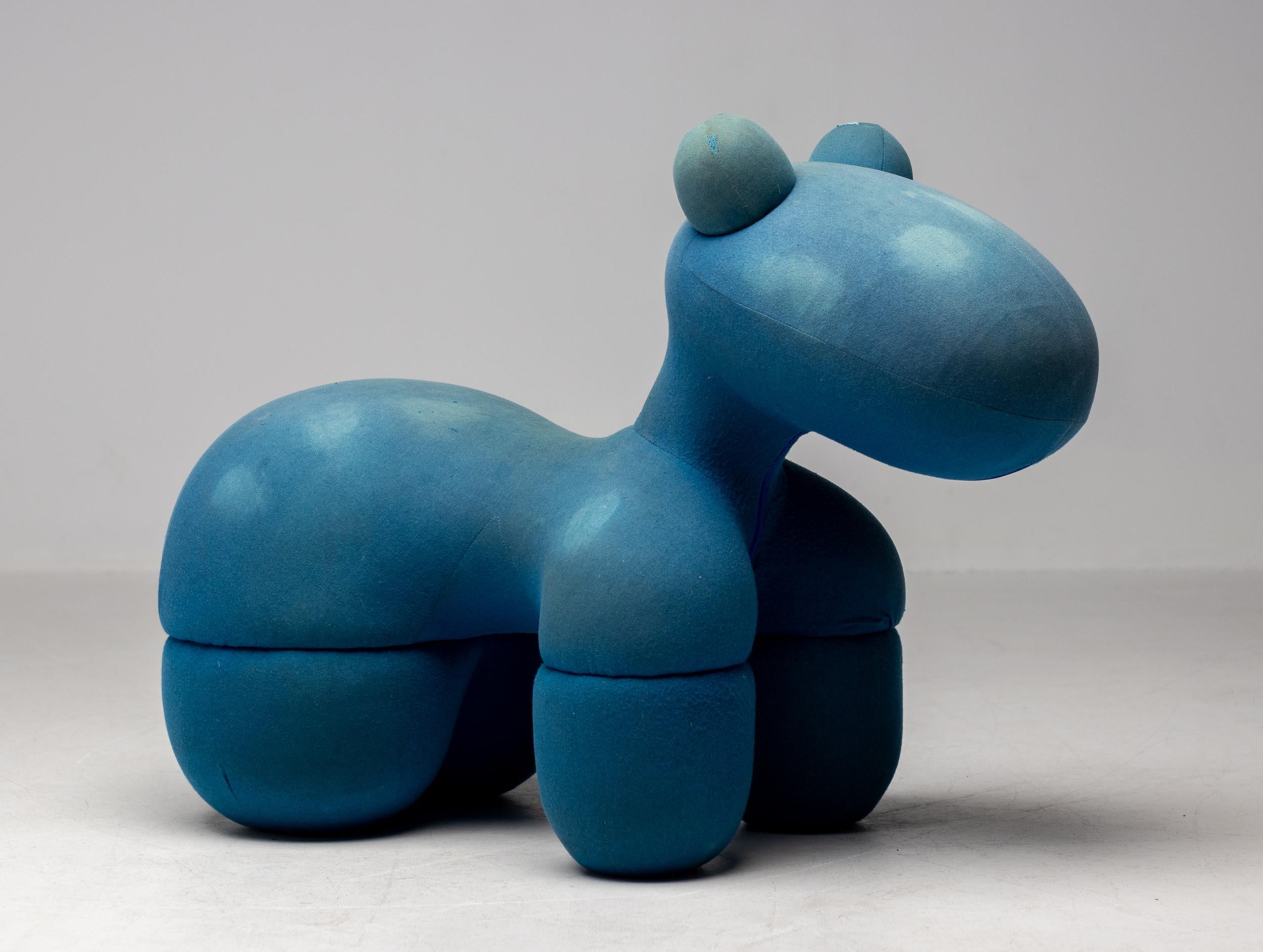 Rare, ludique et iconique Pony Chair du designer Eero Aarnio en tissu bleu d'origine. La chaise Pony a été conçue par le designer finlandais en 1973 et est depuis lors un élément incontournable du design contemporain. Cadre interne en acier. Objet
