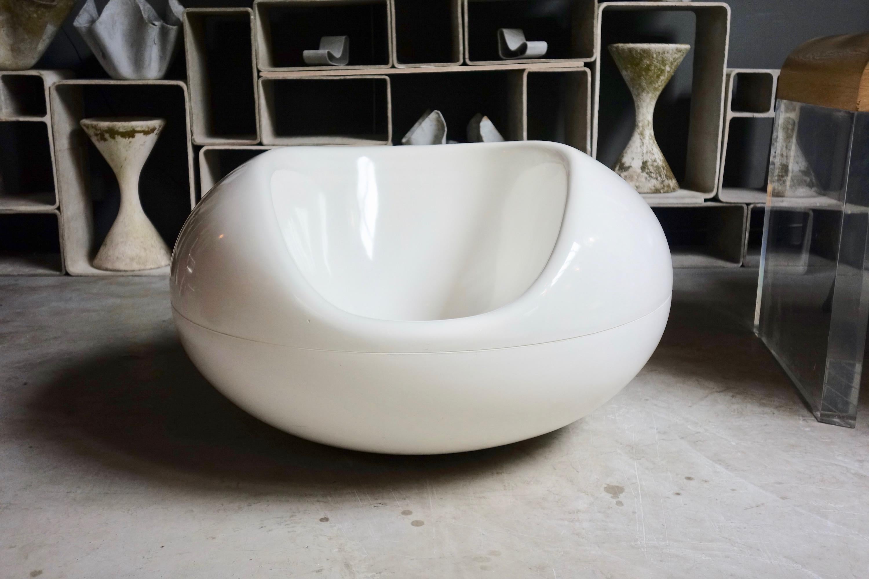 Playful white fiberglass Pastil chair by Finnish designer Eero Aarnio. Chair is meant to rock and swivel. Made for indoors and outdoors. Great color and Classic design. Even floats in the Pool! Very good condition, some crazing on seat and on