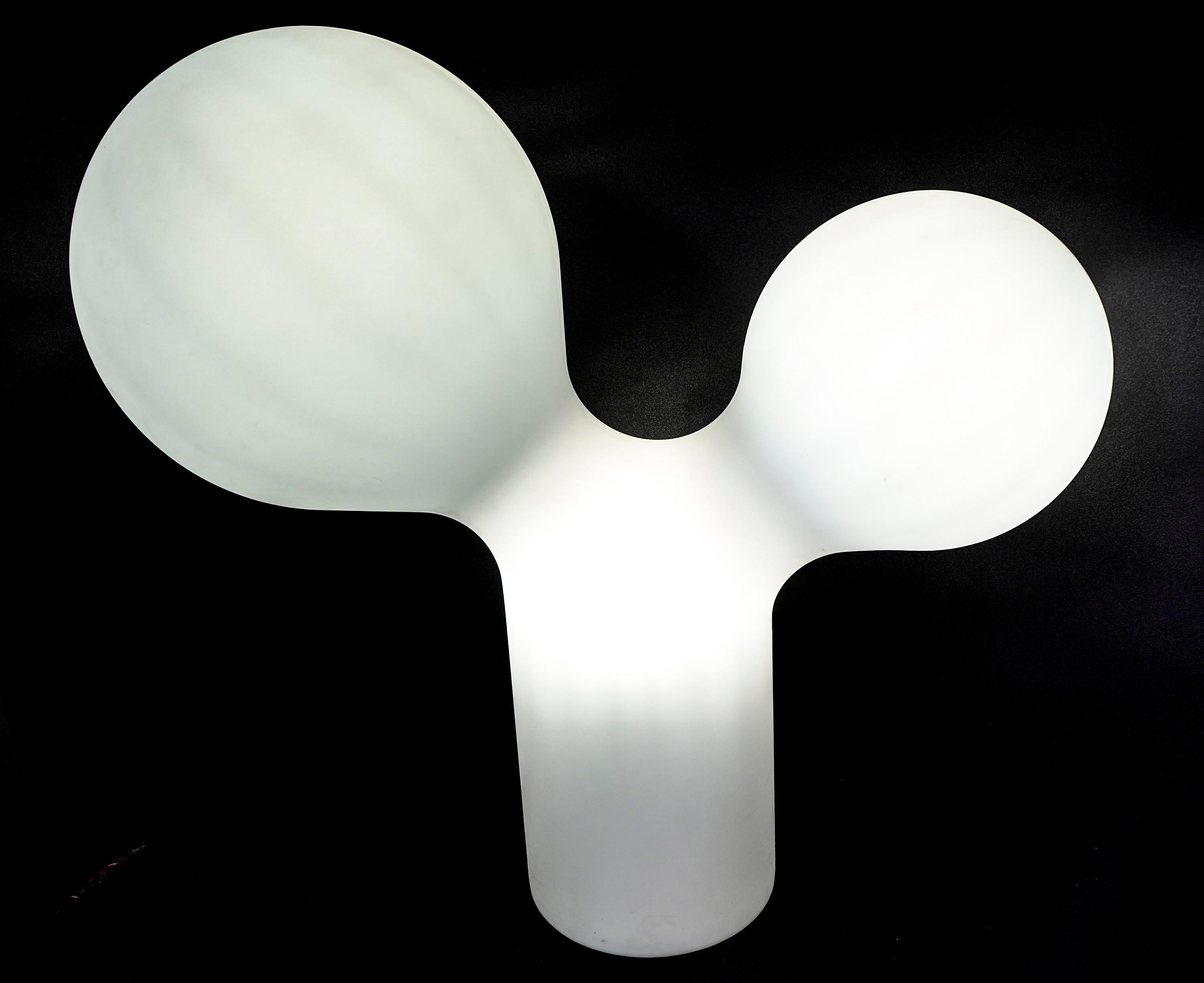 One of the first editions of the recognized double bubble fiber glass by Eero Aarnio and distributed by Melaja Oy Ltd, Finland.
World-renowned Finnish design Eero Aarnio that has a long career with numerous International awards. He is part of