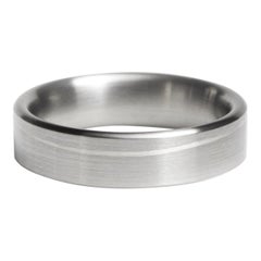 Eero: Fede nuziale piatta in titanio con intarsio fluente in argento, vestibilità comfort