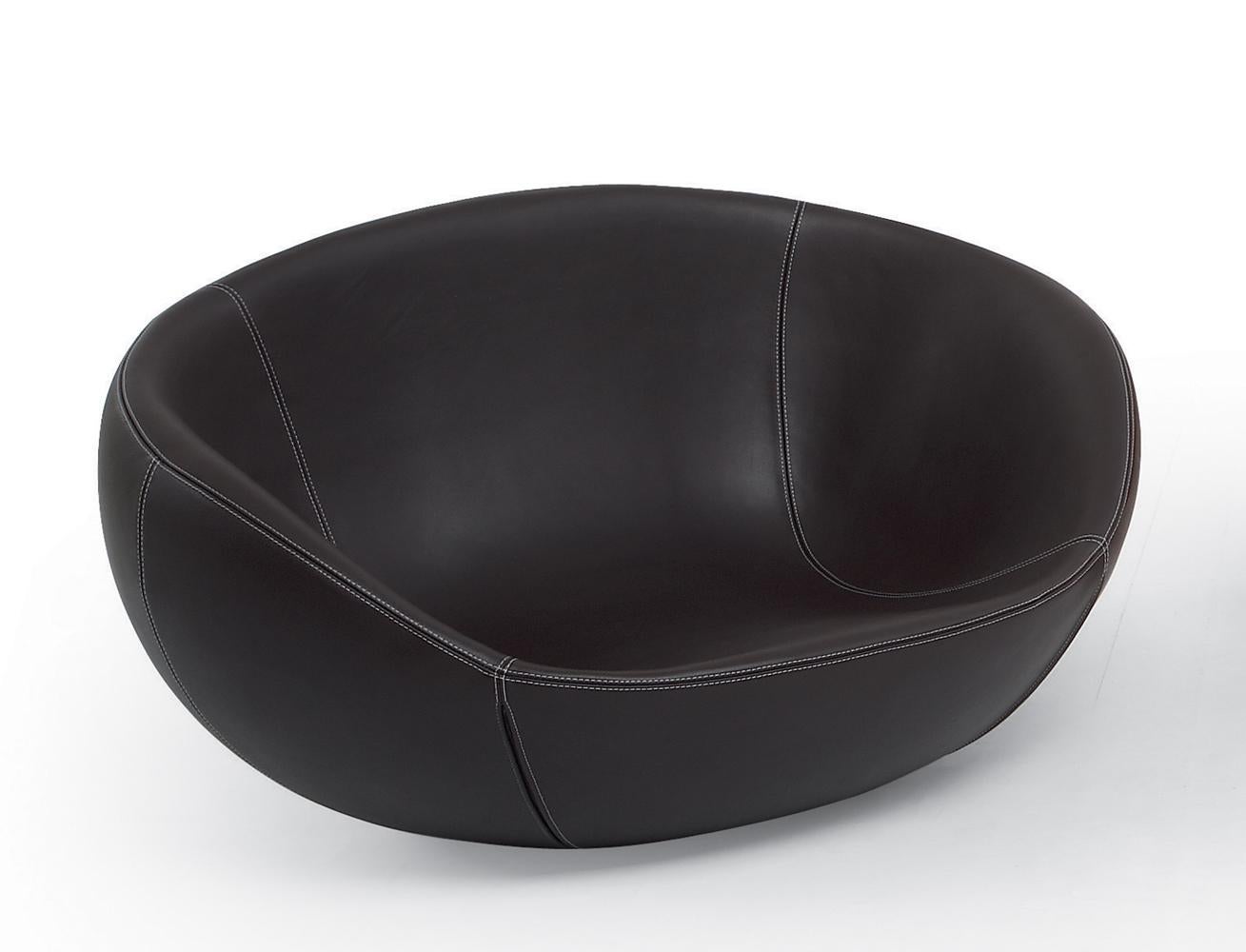 Eero Leder-Loungesessel von spHaus
Entworfen von Filippo Dell'Orto
Abmessungen: T 79,5 x B 100 x H 59 cm.
MATERIALIEN: Geformtes, feuerhemmendes Polyurethan, Leder.

Eero ist ein schaukelnder, eiförmiger Loungesessel, ein zeitloses Designstück und