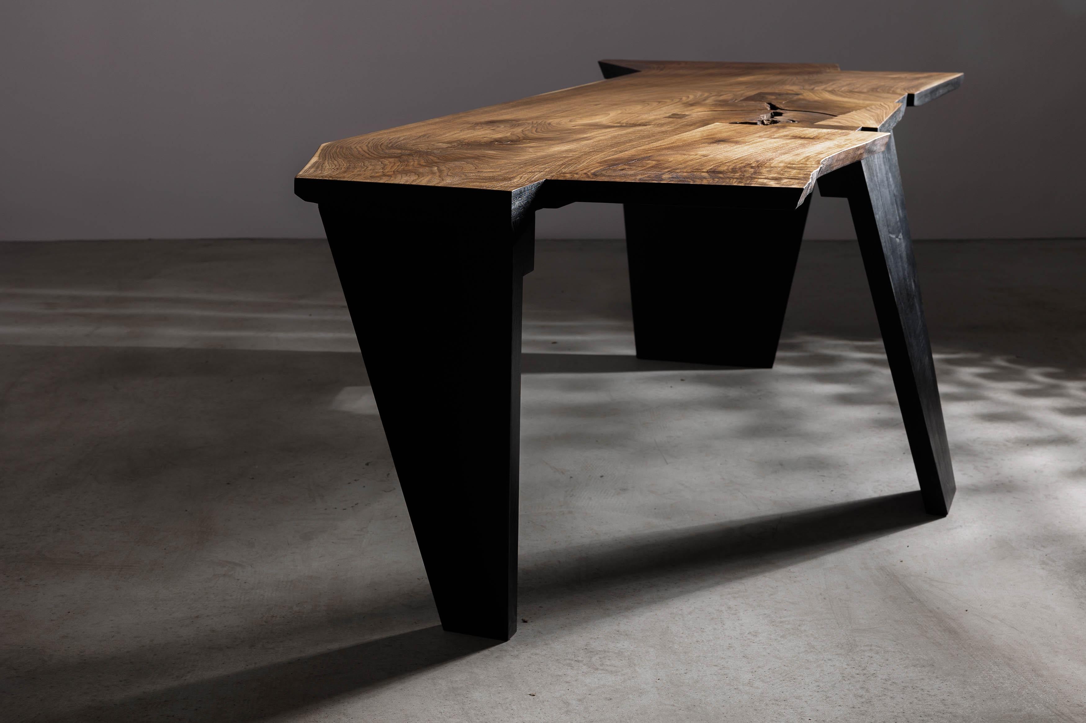 Vom Brutalismus inspirierter moderner Schreibtisch aus Nussbaumholz von Eero Moss im Angebot 2