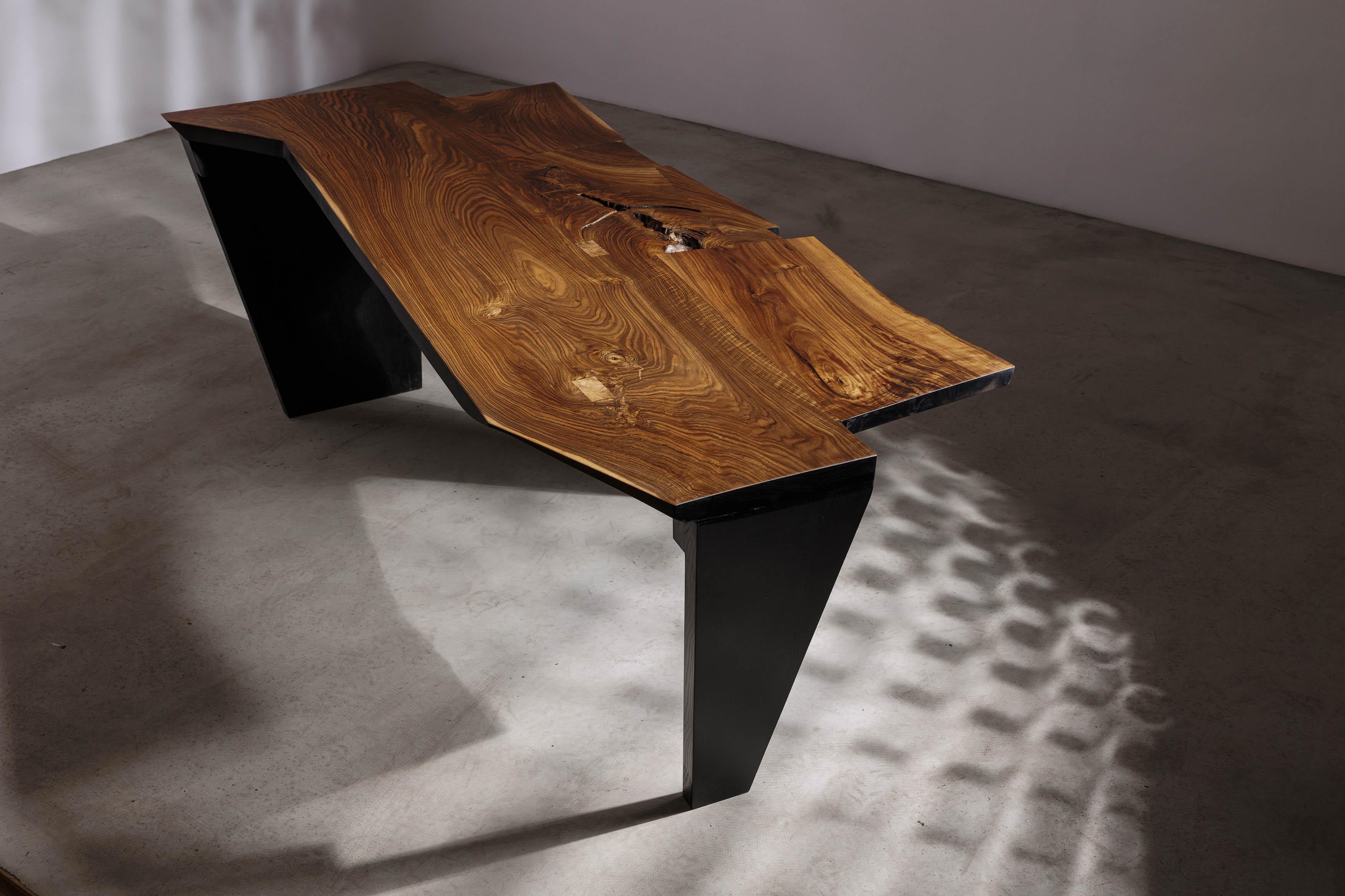 Vom Brutalismus inspirierter moderner Schreibtisch aus Nussbaumholz von Eero Moss (Postmoderne) im Angebot