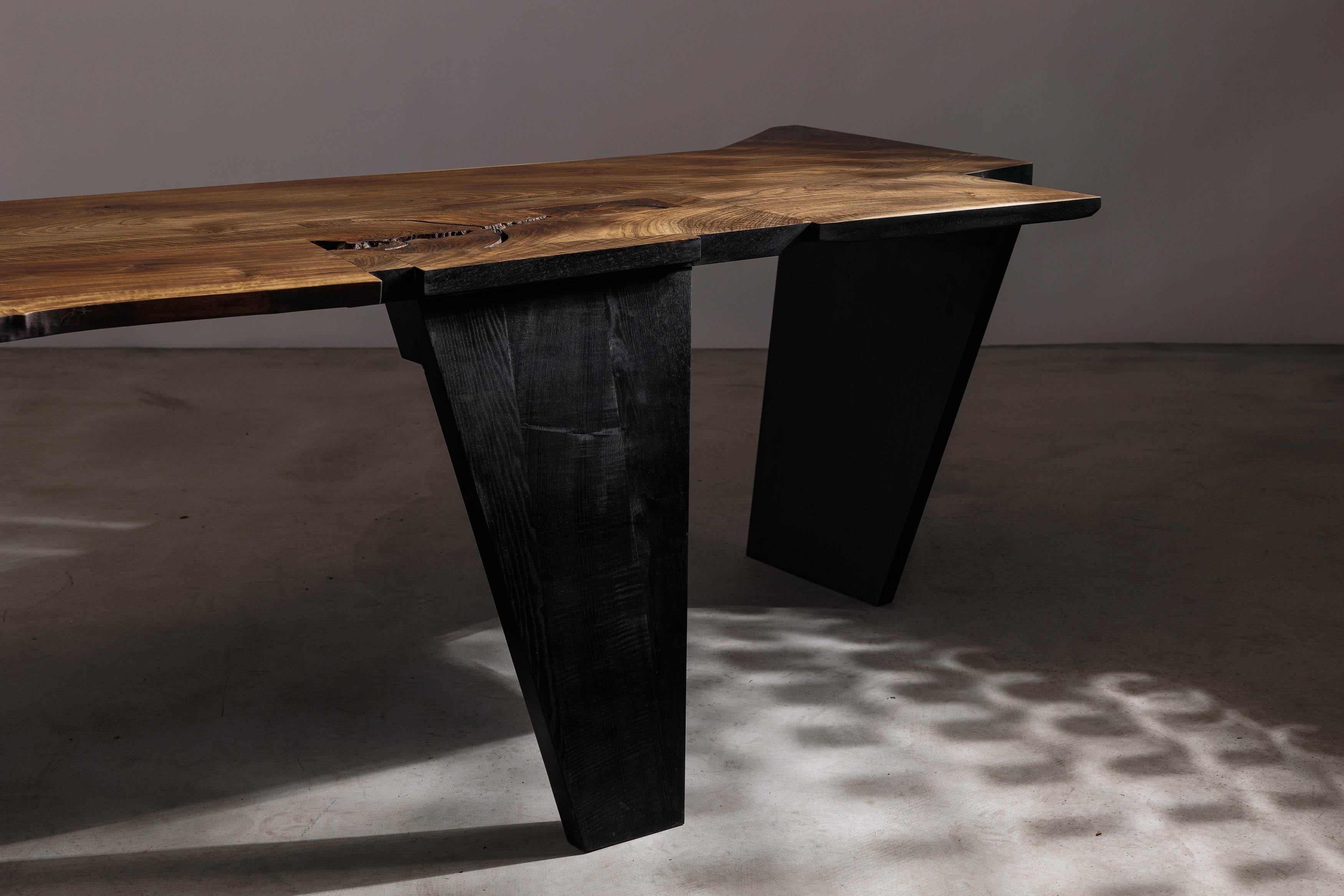 Vom Brutalismus inspirierter moderner Schreibtisch aus Nussbaumholz von Eero Moss (Gefärbt) im Angebot