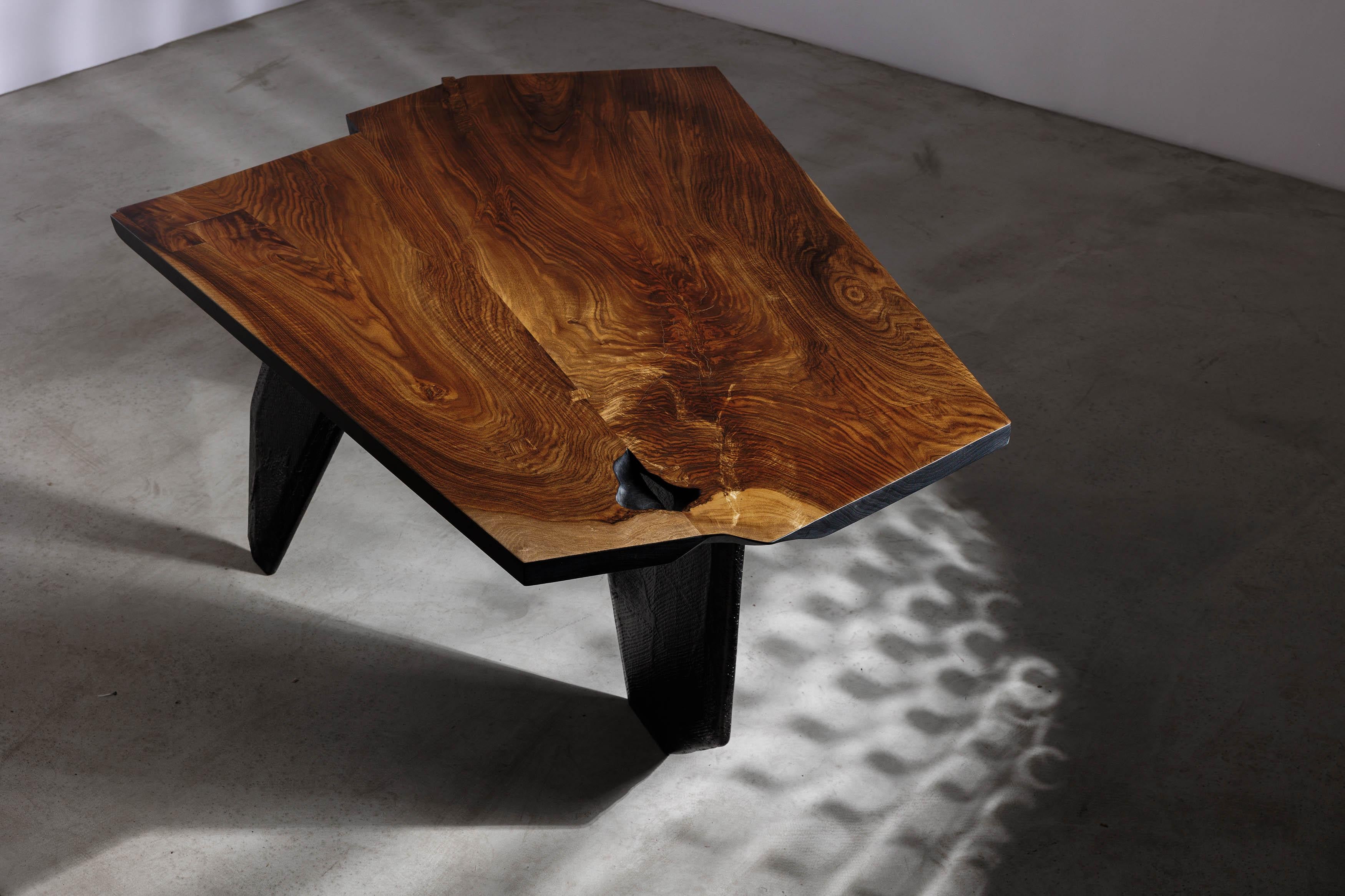 Découvrez le mélange parfait de brutalisme et de minimalisme avec notre étonnante table de salle à manger plus petite, issue de la dernière collection du studio Eero Moss. Fabriquée de manière experte avec des matériaux de la plus haute qualité et
