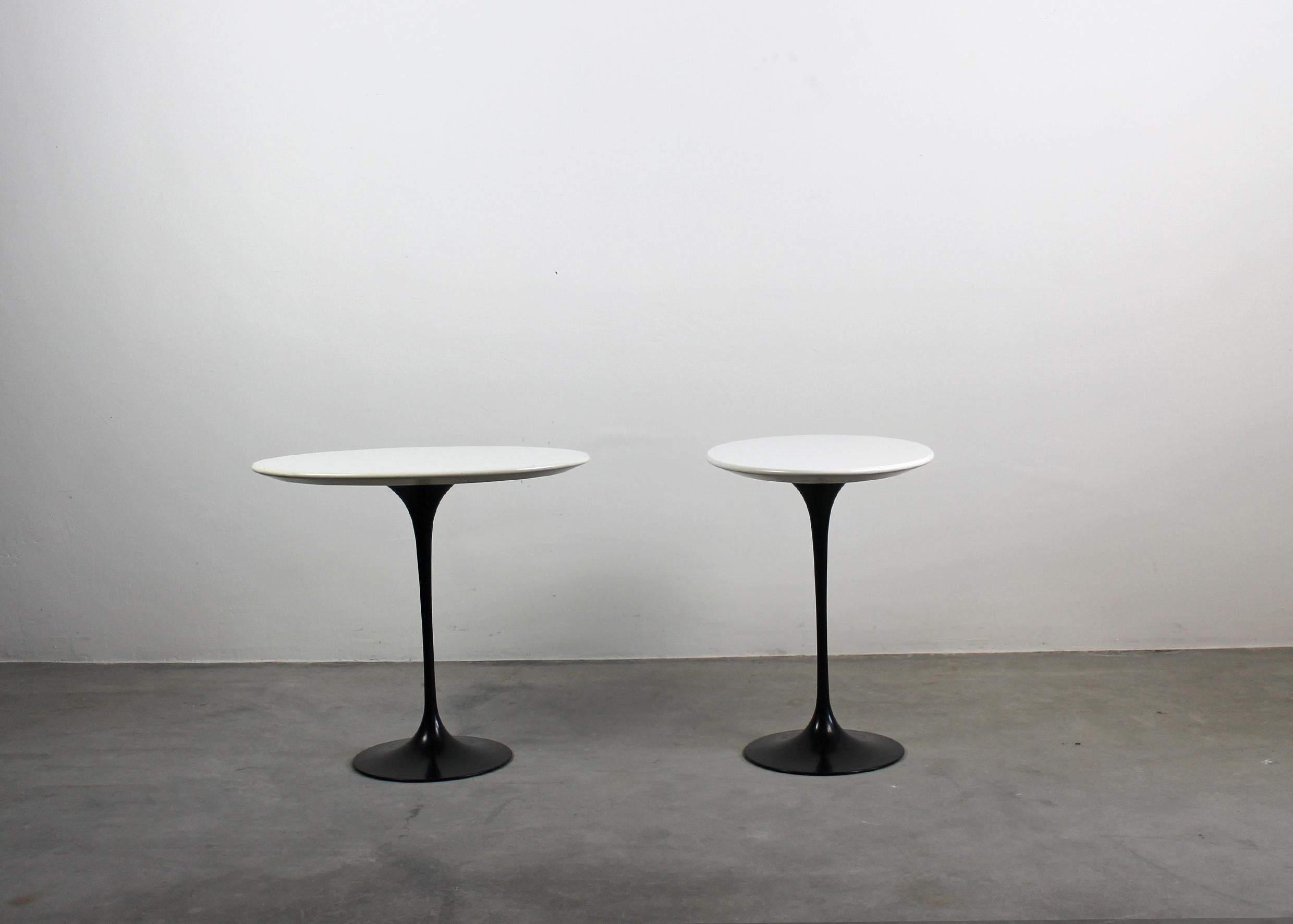 Post-Modern Eero Saarineen Set of Two Black and White Low Tables in Wood and Aluminum 1990s For Sale