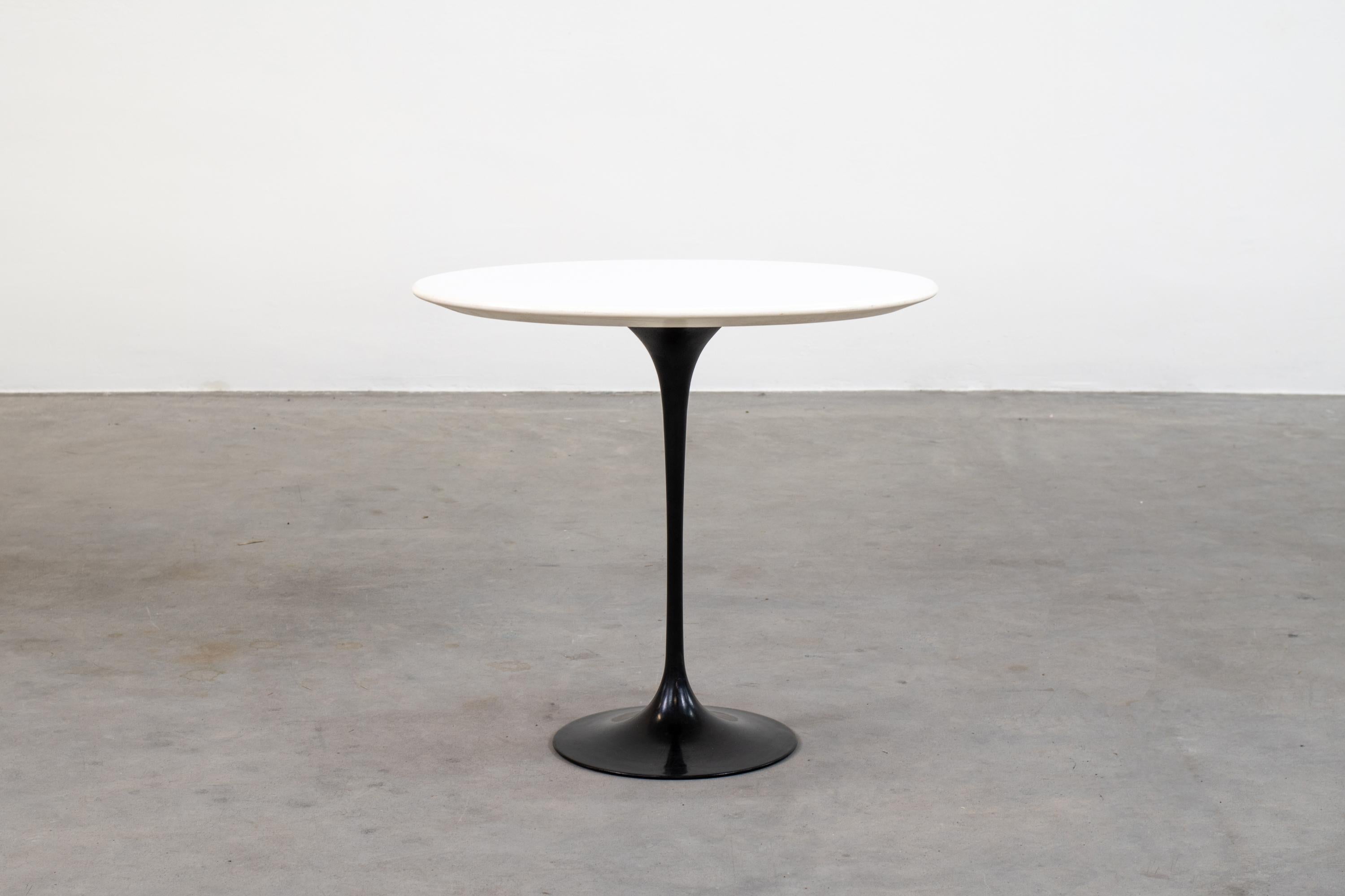 Lacquered Eero Saarineen Set of Two Black and White Low Tables in Wood and Aluminum 1990s For Sale