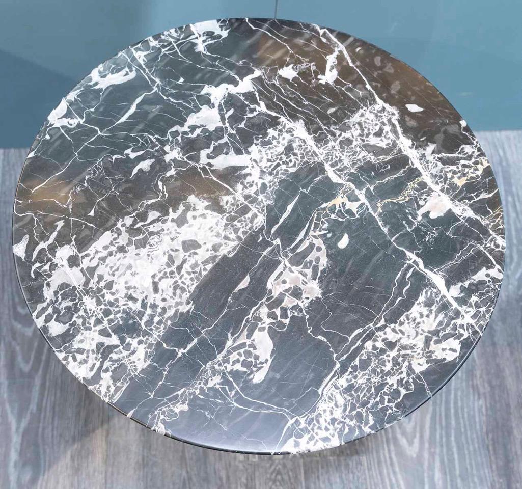 Eero SAARINEN (1910-1961), Edition Knoll : Circular black marble pedestal table with beige and white veining ,Aluminum base covered with black Rilsan

Signed under the foot 

Height : 51cm

Diameter: 51cm 