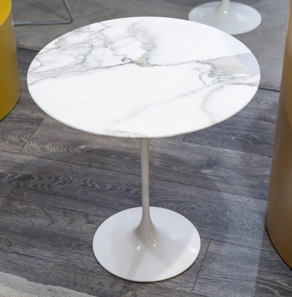 Eero Saarinen (1910-1961), Edition Knoll: Tavolo circolare con piedistallo in marmo Calacatta ORO verde, base in alluminio rivestita in Rilsan bianco. 
Firmato sotto i piedi 
Altezza: 51 cm
Diametro: 41 cm 

Riverniciatura lucida rinnovata 