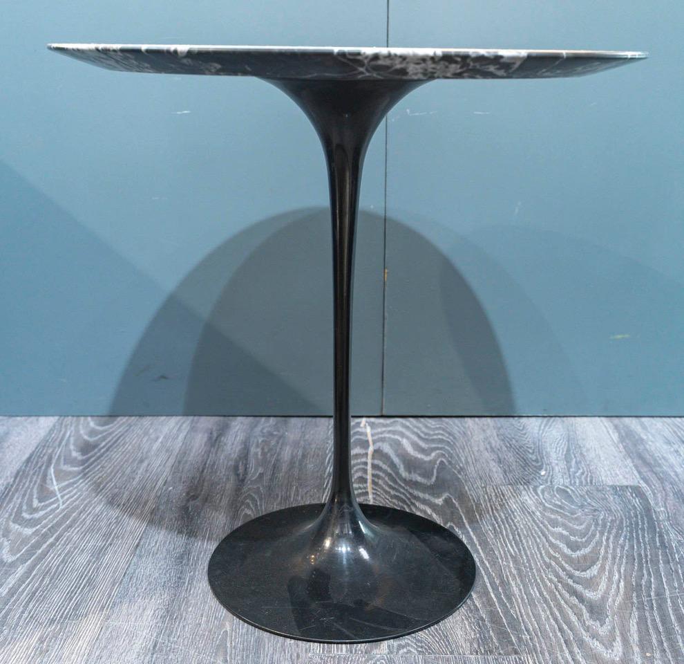 Eero SAARINEN (1910-1961), Edition Knoll: Marble pedestal table In Excellent Condition In SAINT-OUEN-SUR-SEINE, FR