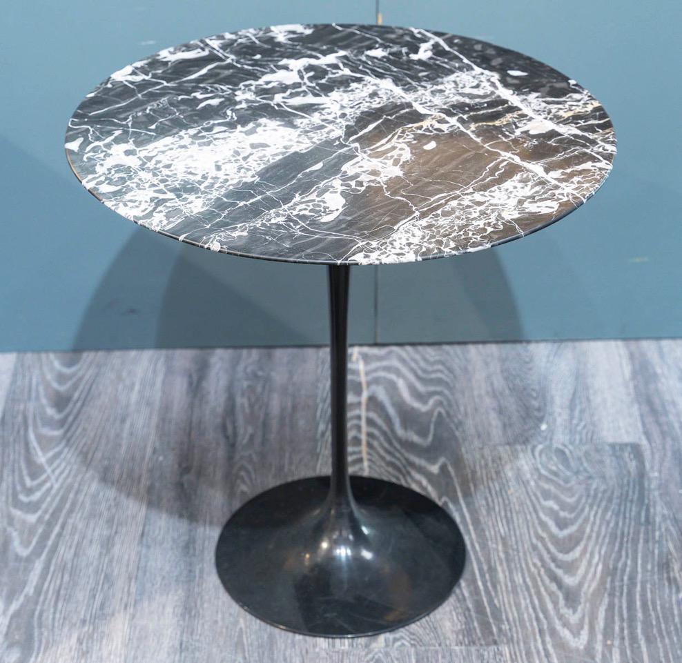 Eero SAARINEN (1910-1961), Edition Knoll: Marble pedestal table 1
