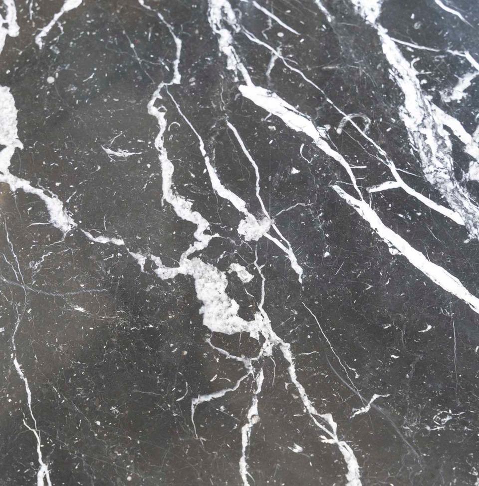 Eero SAARINEN (1910-1961), Edition Knoll : Circular black maroquina marble pedestal table with white veining ,Aluminum base covered with white Rilsan 
Signed under the foot 
Height: 51cm
Diameter: 51cm 

Can be placed on a black base