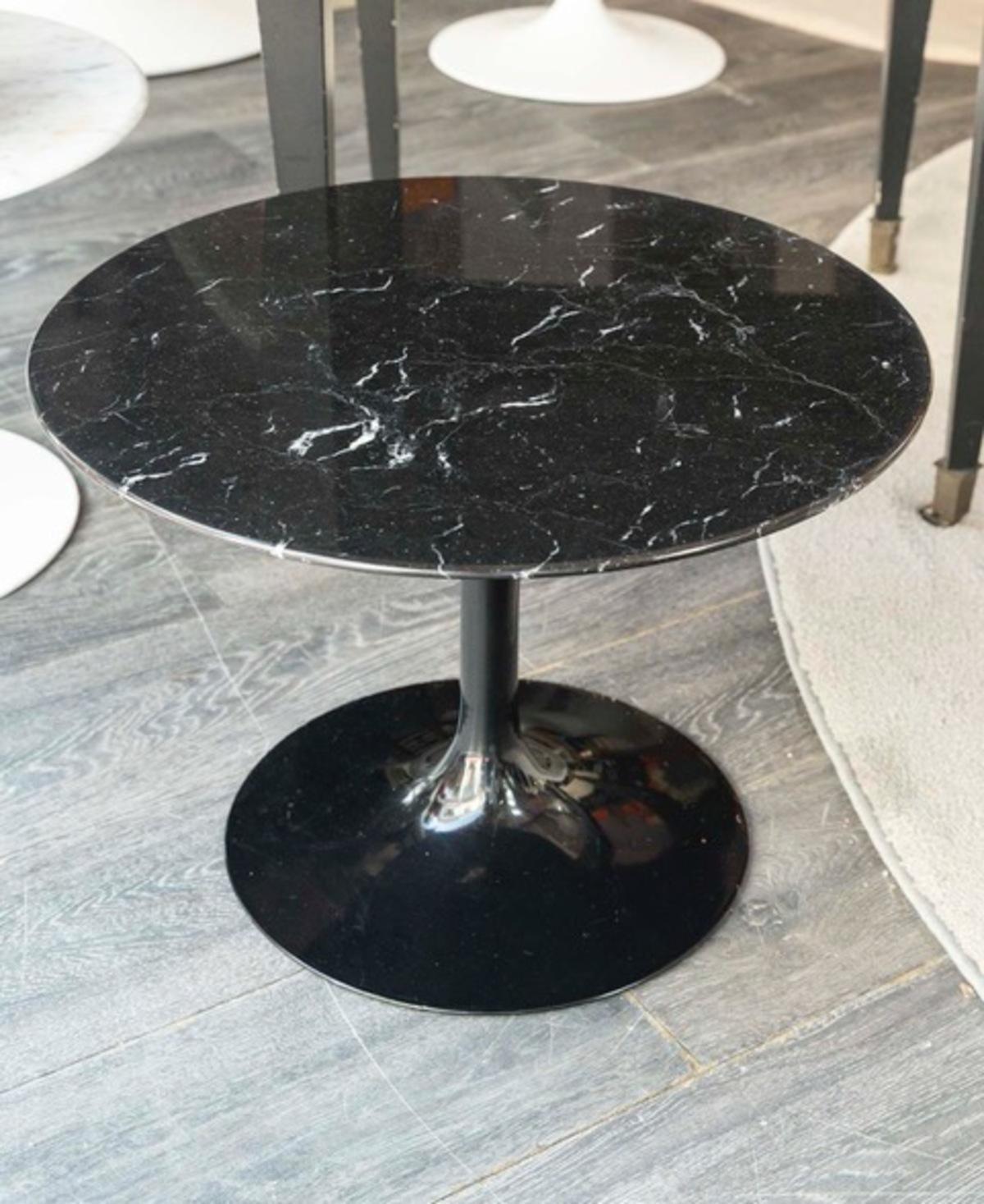 Eero SAARINEN (1910-1961), Edition Knoll: “Marquina” marble pedestal table In condizioni ottime in vendita a SAINT-OUEN-SUR-SEINE, FR
