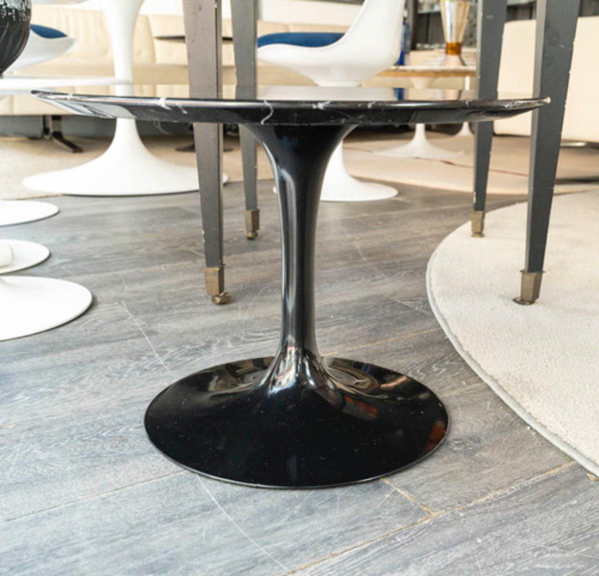XX secolo Eero SAARINEN (1910-1961), Edition Knoll: “Marquina” marble pedestal table in vendita
