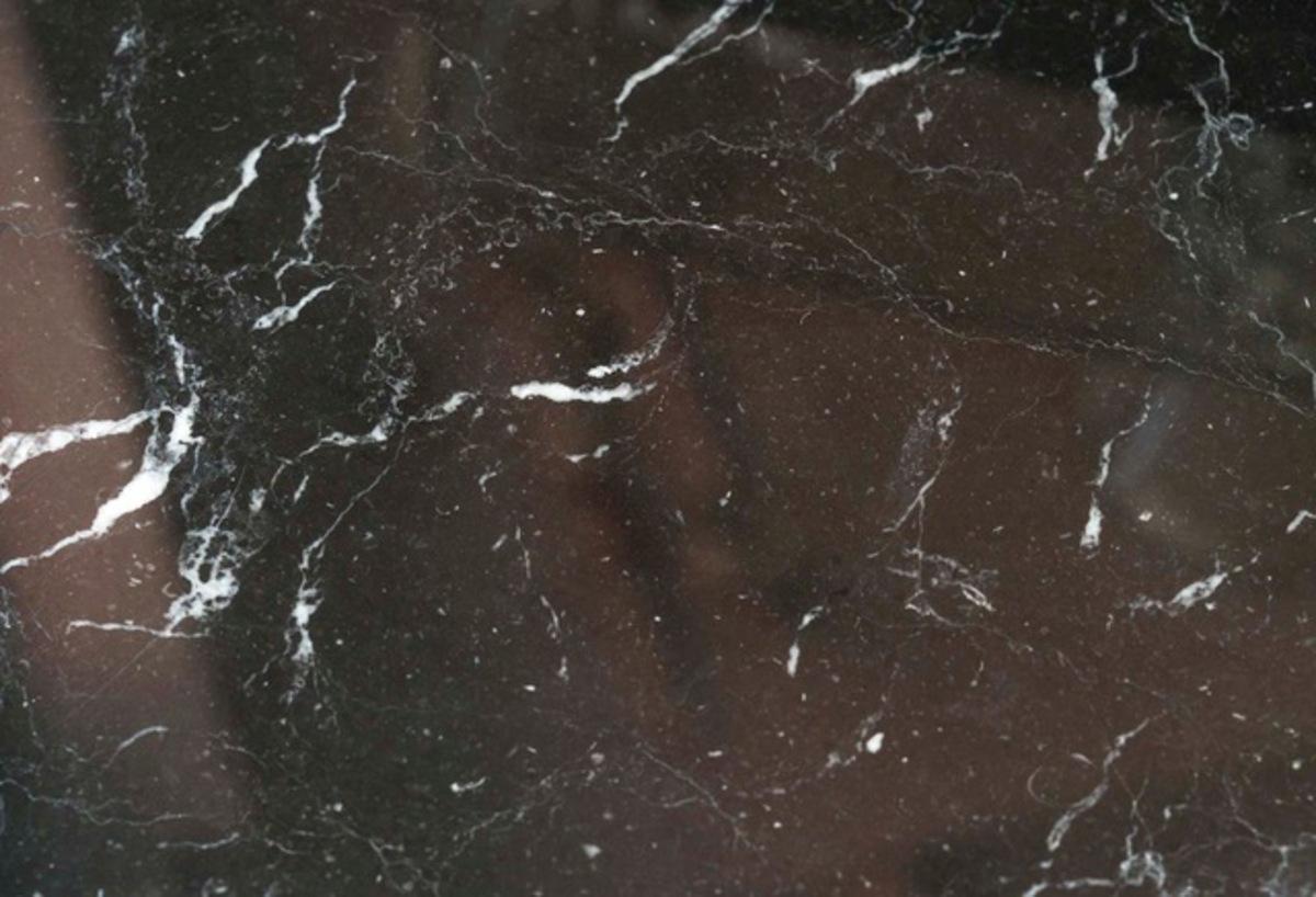 Marmo Eero SAARINEN (1910-1961), Edition Knoll: “Marquina” marble pedestal table in vendita