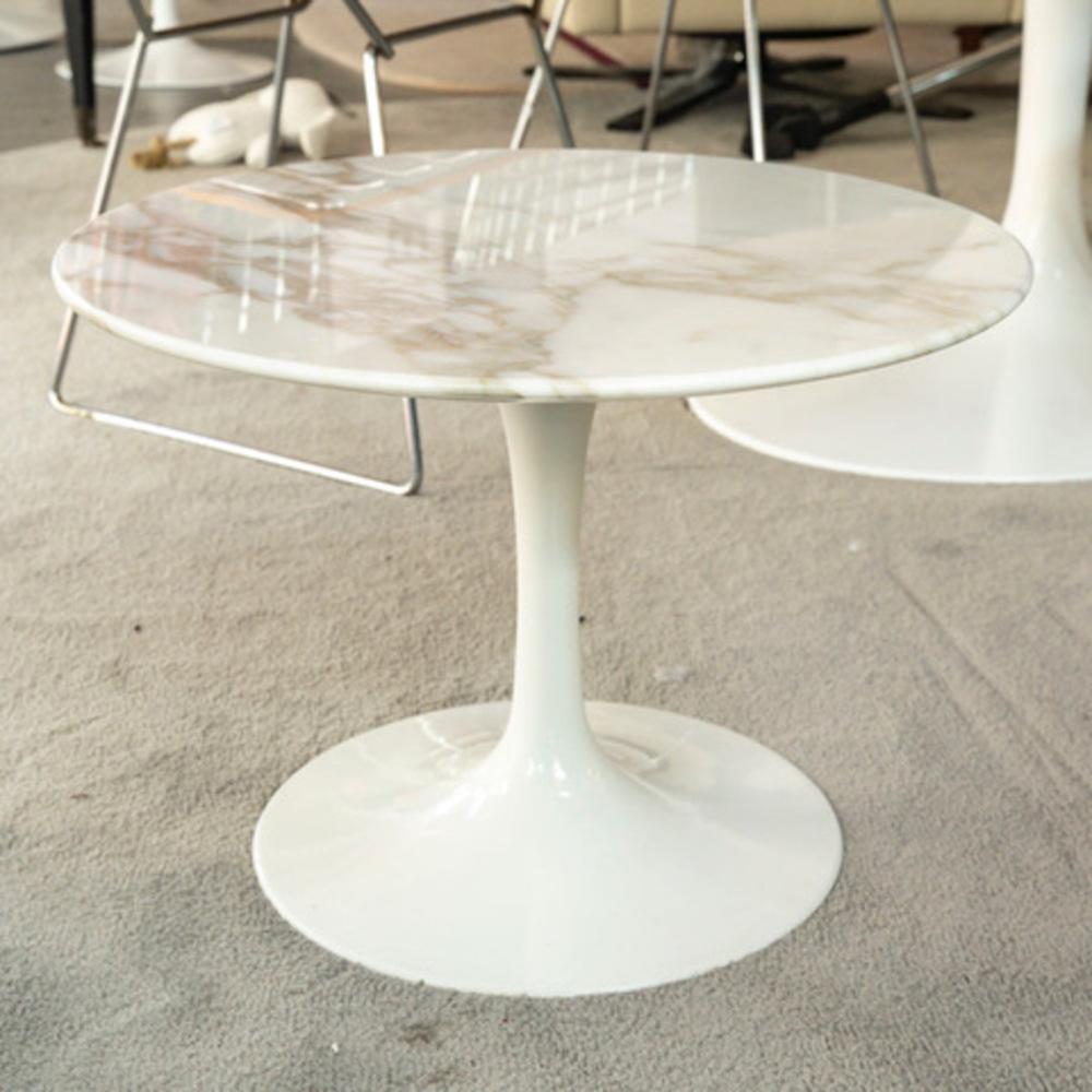 Eero Saarinen (1910-1961), Knoll Edition: Circular Calacatta ORO verde marble pedestal table, aluminum base covered with white Rilsan 

Signed under the base

H: 36 cm and can be placed on a 51 cm base

Diameter: 51 cm

Renovated, repolished, gloss