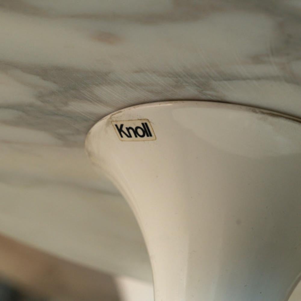 Marmo Eero Saarinen (1910–1961), Knoll Edition: Marble pedestal table in vendita