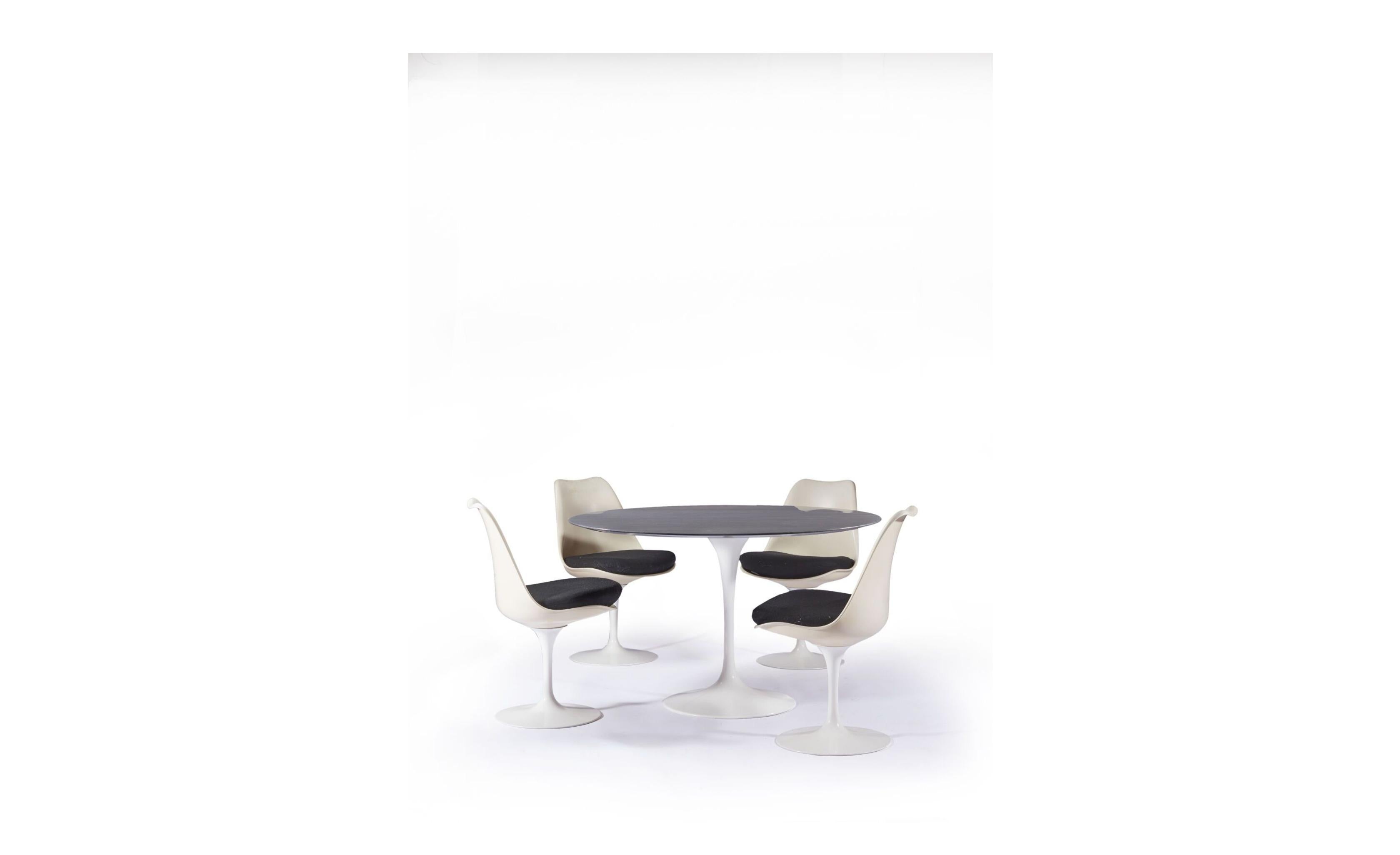 Four “TULIP” swivel chairs with white fiberglass shells on cast aluminum legs
lacquered aluminum. Seats with removable black fabric cushions.
Bibliography :
- Collectif, Knoll au Musée, catalog of the eponymous exhibition presented from January 12