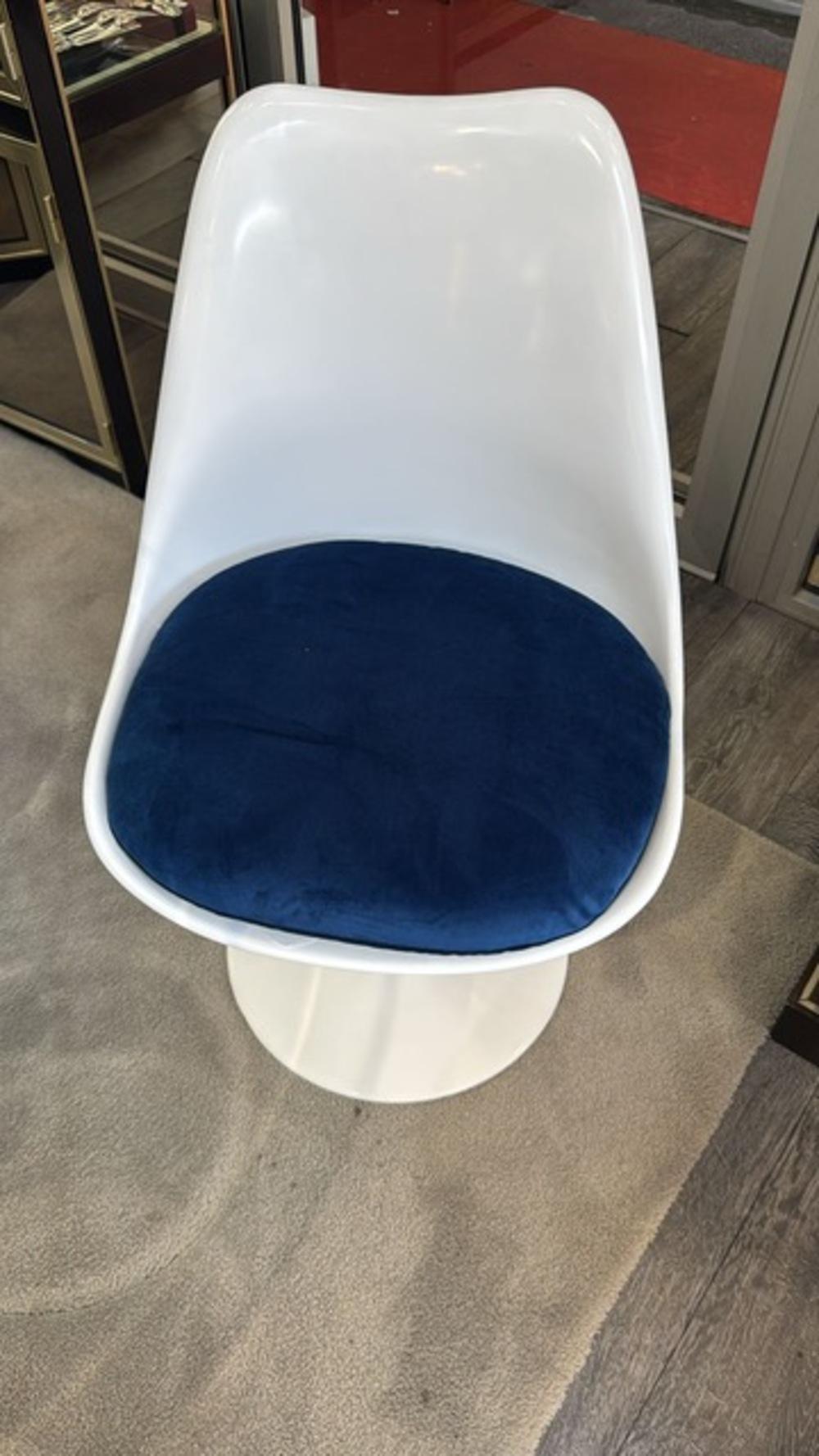 Four swivel “TULIP” chairs  with white fiberglass shells on white lacquered cast aluminum bases.

Seats with removable blue velvet cushions.

Completely renovated with new cushions.

Chair: Height: 80 cm; Width: 49 cm; Depth: 41 cm

Bibliography:

-