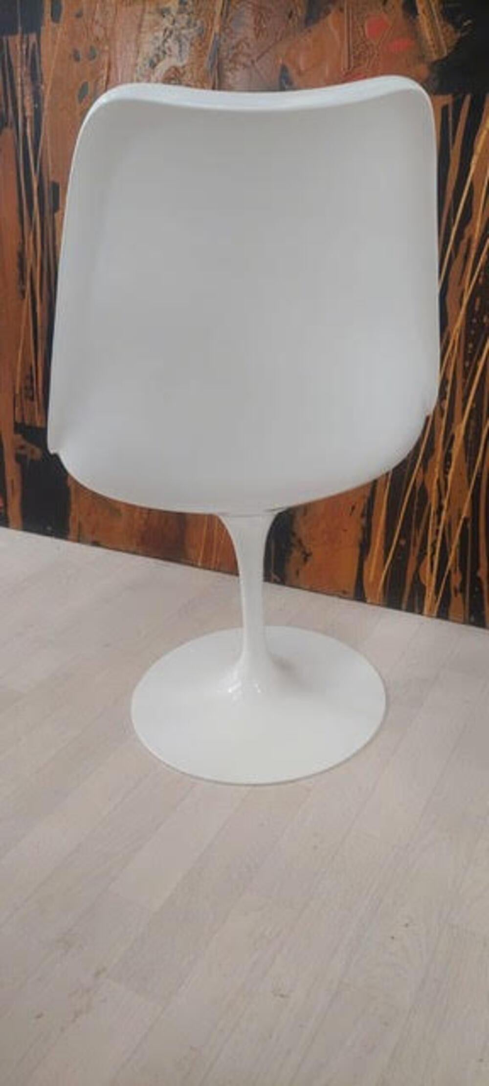 “TULIP” swivel chair with white fiberglass shells on a white lacquered cast aluminum base.

Seat with removable cushion in KWADRA Ocre fabric.

Completely renovated with new cushion.

Chair: Height: 80 cm; Width: 49 cm; Depth: 41