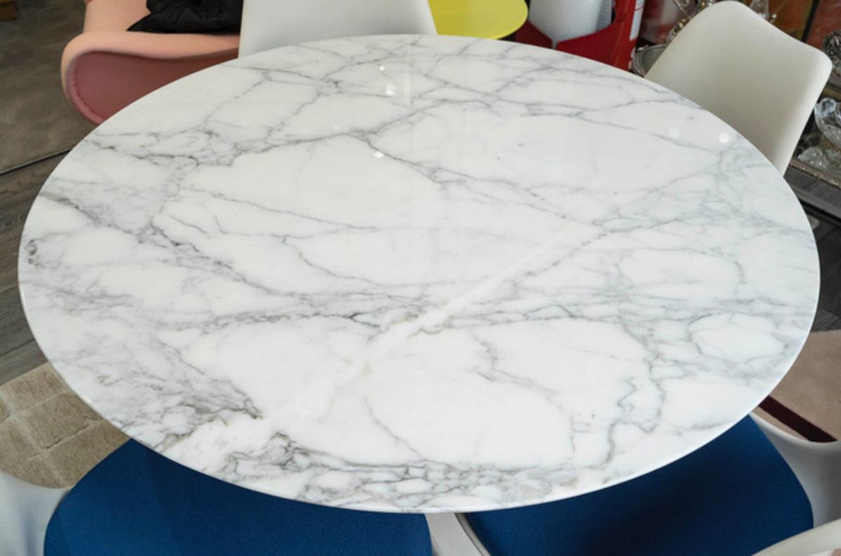 Tulipe’ dining table, created in 1956, with central cast aluminium base and circular top in Calacatta marble with polished finish.

Circa 1990

Signed

Diameter 107 cm

Height 71 cm 72 cm
