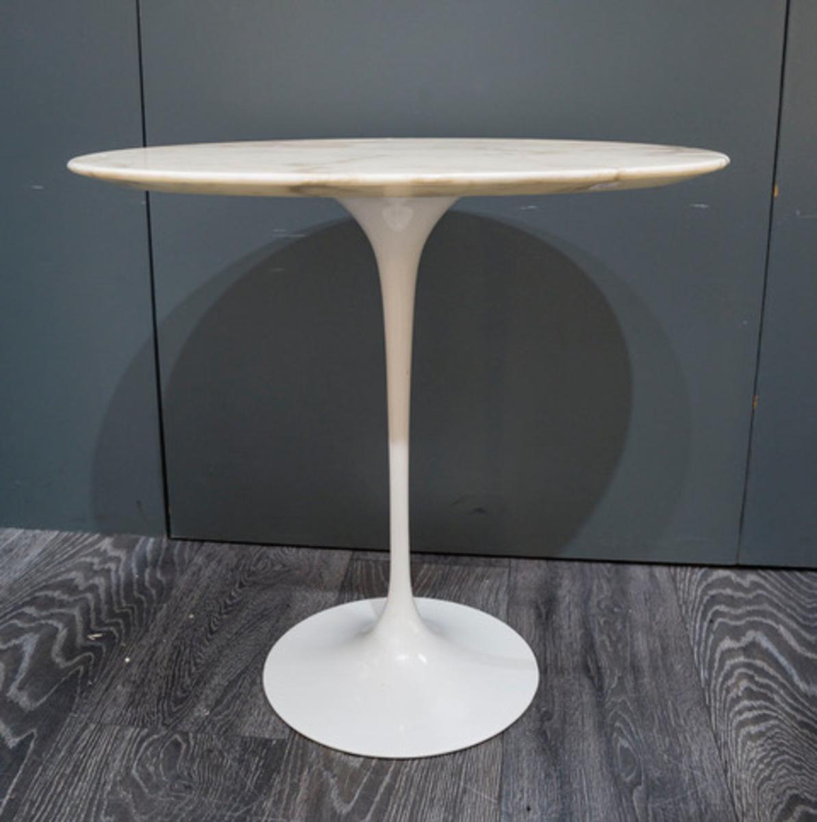 Eero SAARINEN (1910-1961), Edition Knoll : Oval marble pedestal table For Sale 5