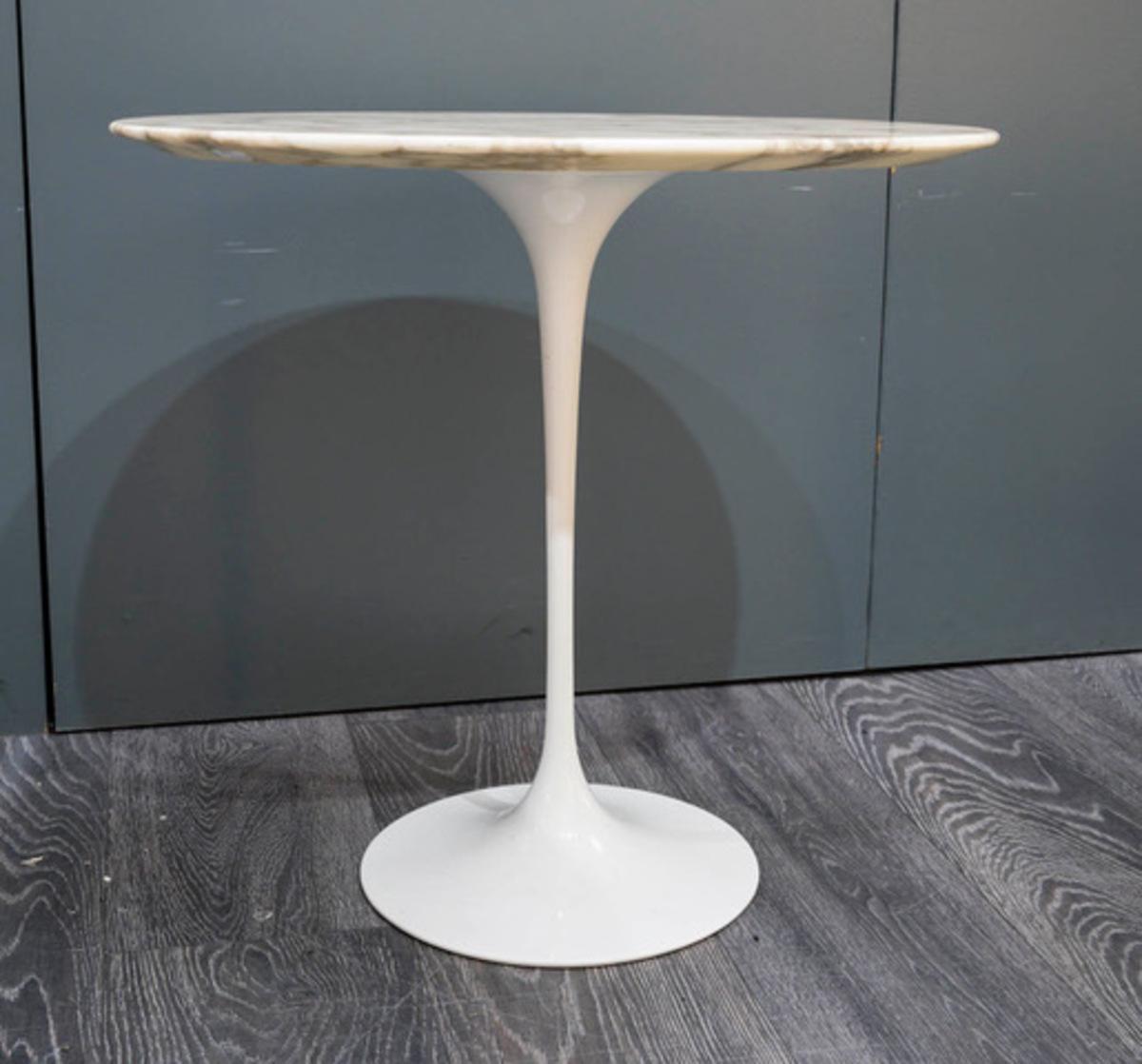 Eero SAARINEN (1910-1961), Edition Whiting : Guéridon ovale en marbre Calacatta oro, socle en aluminium recouvert de Rilsan blanc.

Signé sous le pied 
Hauteur : 51cm
56 cm X 38 cm  