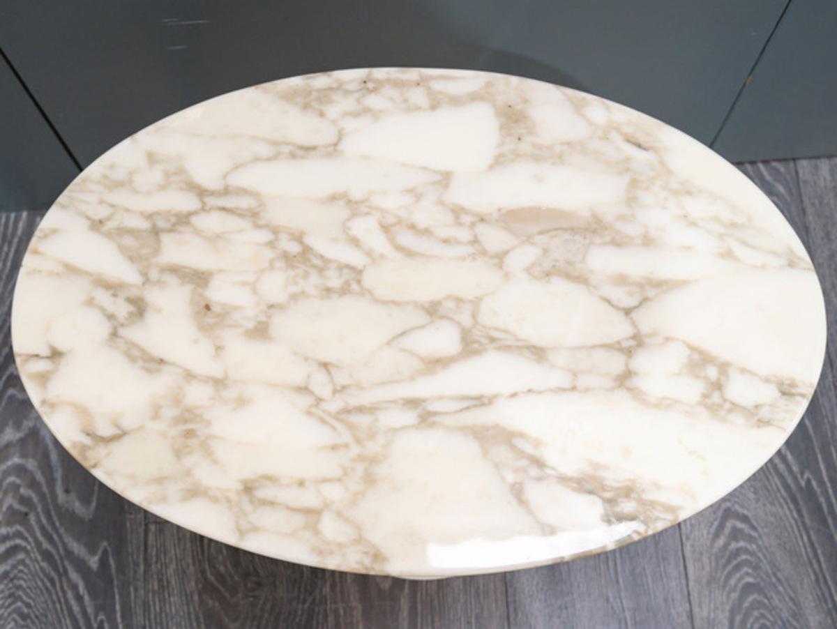 Eero SAARINEN (1910-1961), Edition Knoll : Oval marble pedestal table In Good Condition For Sale In SAINT-OUEN-SUR-SEINE, FR