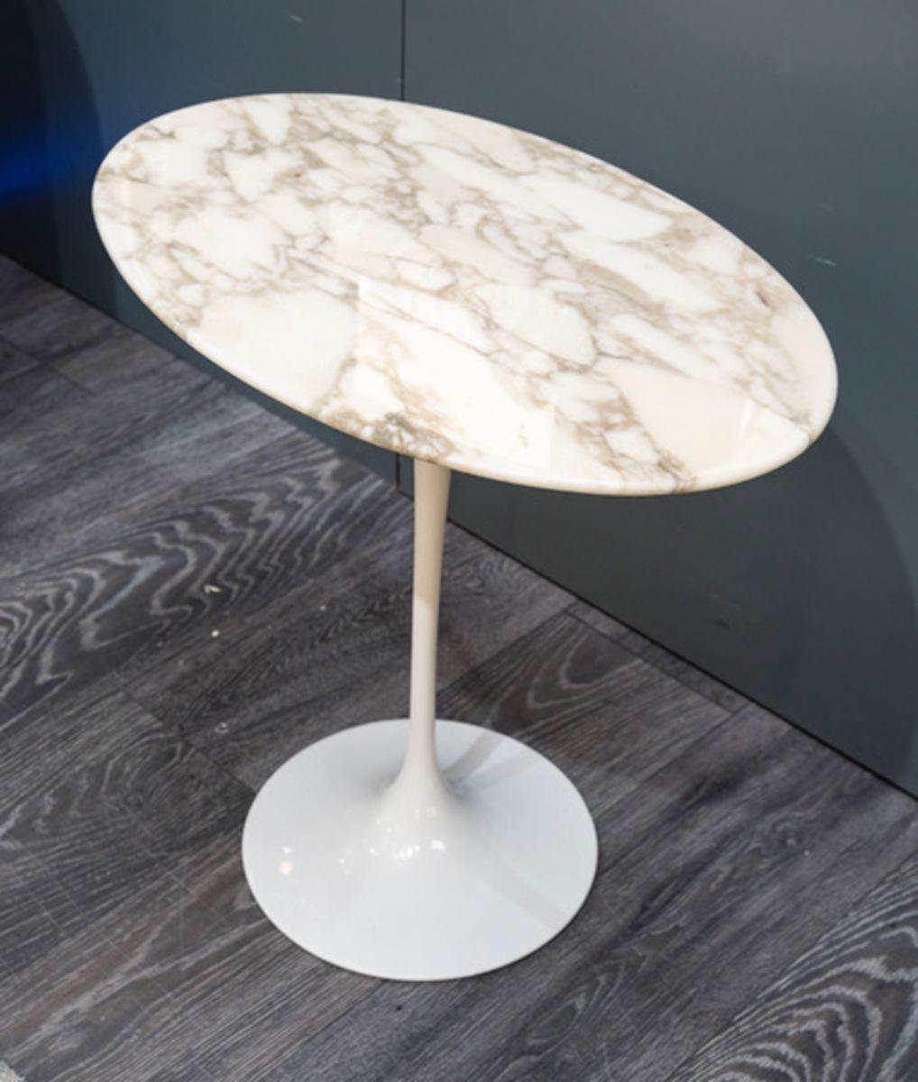 20th Century Eero SAARINEN (1910-1961), Edition Knoll : Oval marble pedestal table For Sale