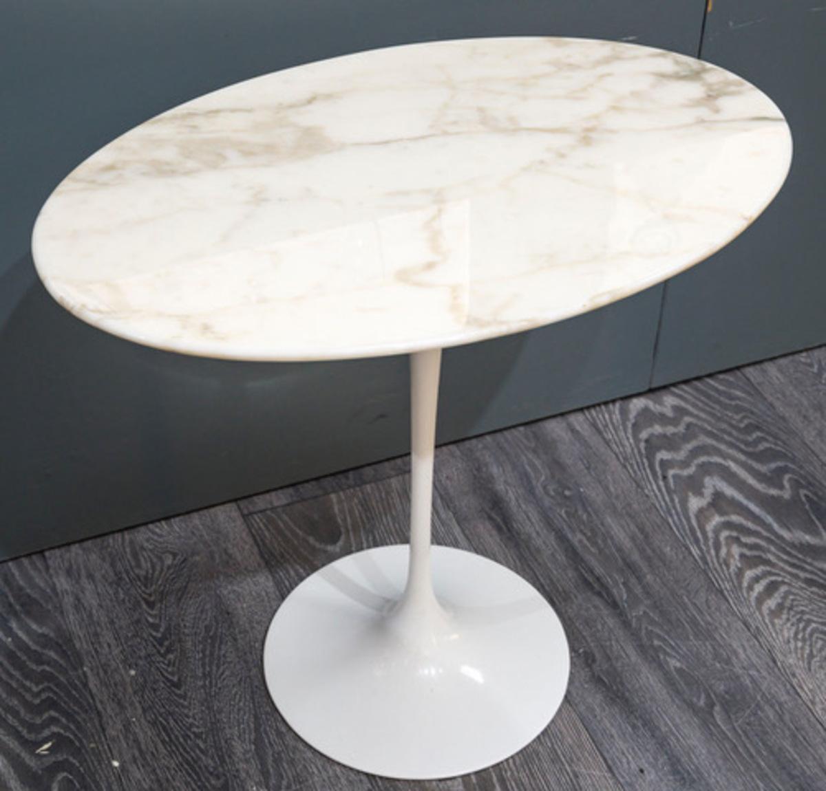 Eero SAARINEN (1910-1961), Edition Knoll : Oval marble pedestal table For Sale 3