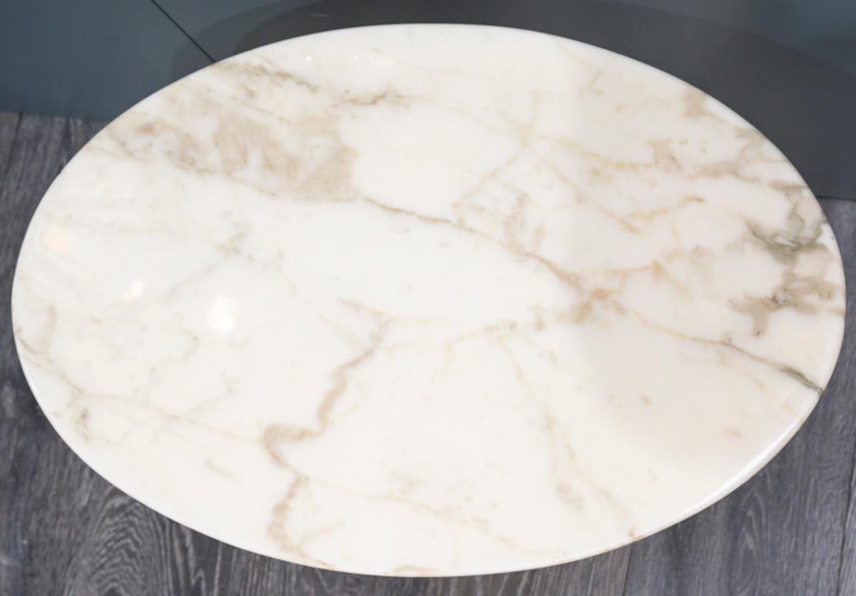 Eero SAARINEN (1910-1961), Edition Knoll : Oval marble pedestal table For Sale 4