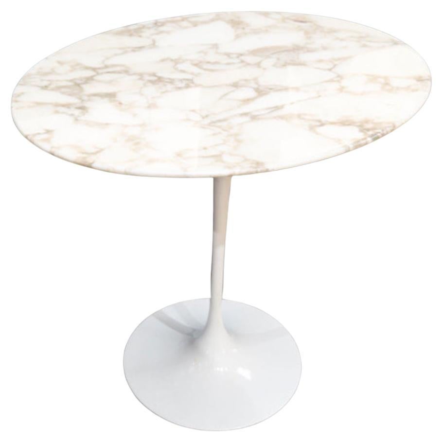 Eero SAARINEN (1910-1961), Edition Knoll : Oval marble pedestal table For Sale