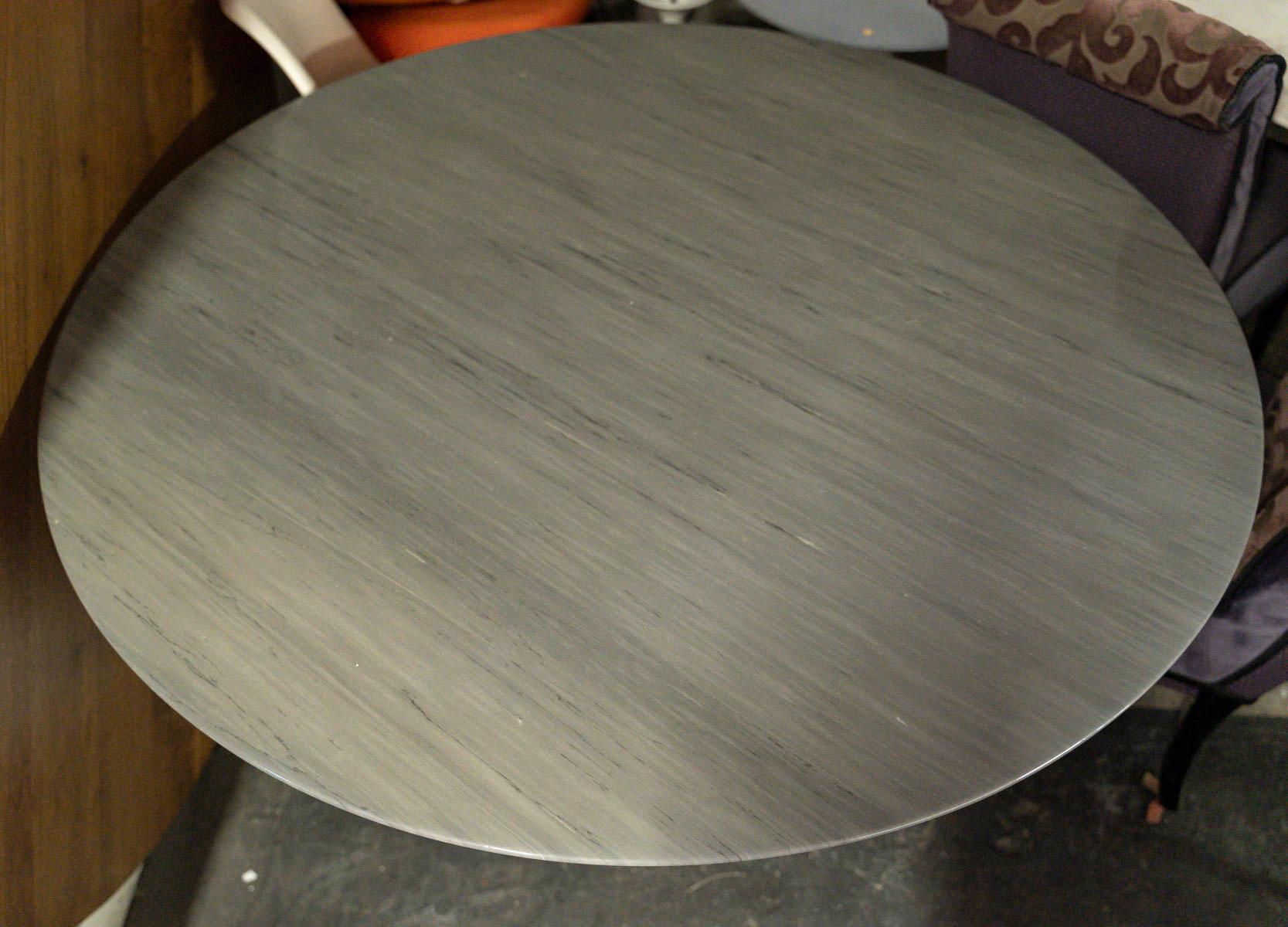 Eero SAARINEN (1910-1961) & KNOLL INTERNATIONAL (éditeur) Table Tulip, 120 cm Bon état - En vente à SAINT-OUEN-SUR-SEINE, FR