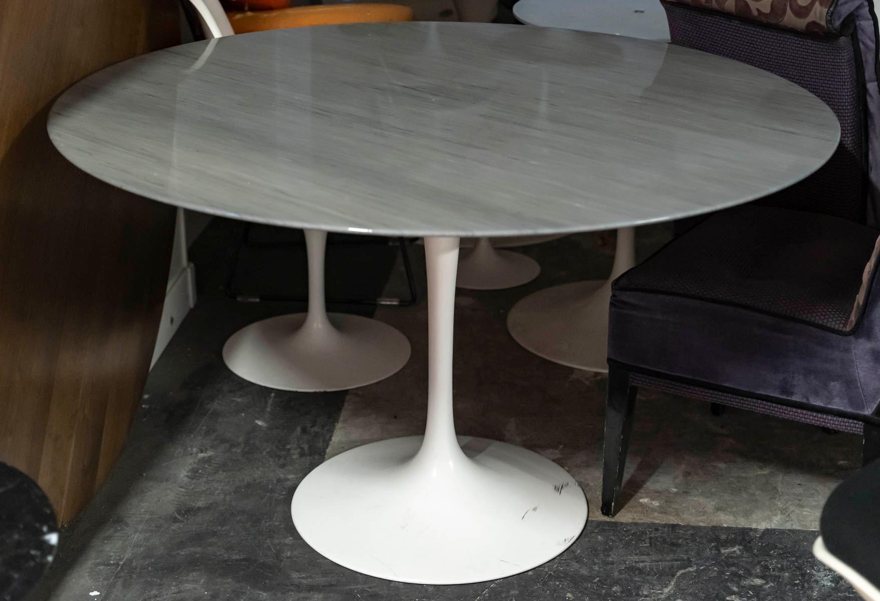 Milieu du XXe siècle Eero SAARINEN (1910-1961) & KNOLL INTERNATIONAL (éditeur) Table Tulip, 120 cm en vente