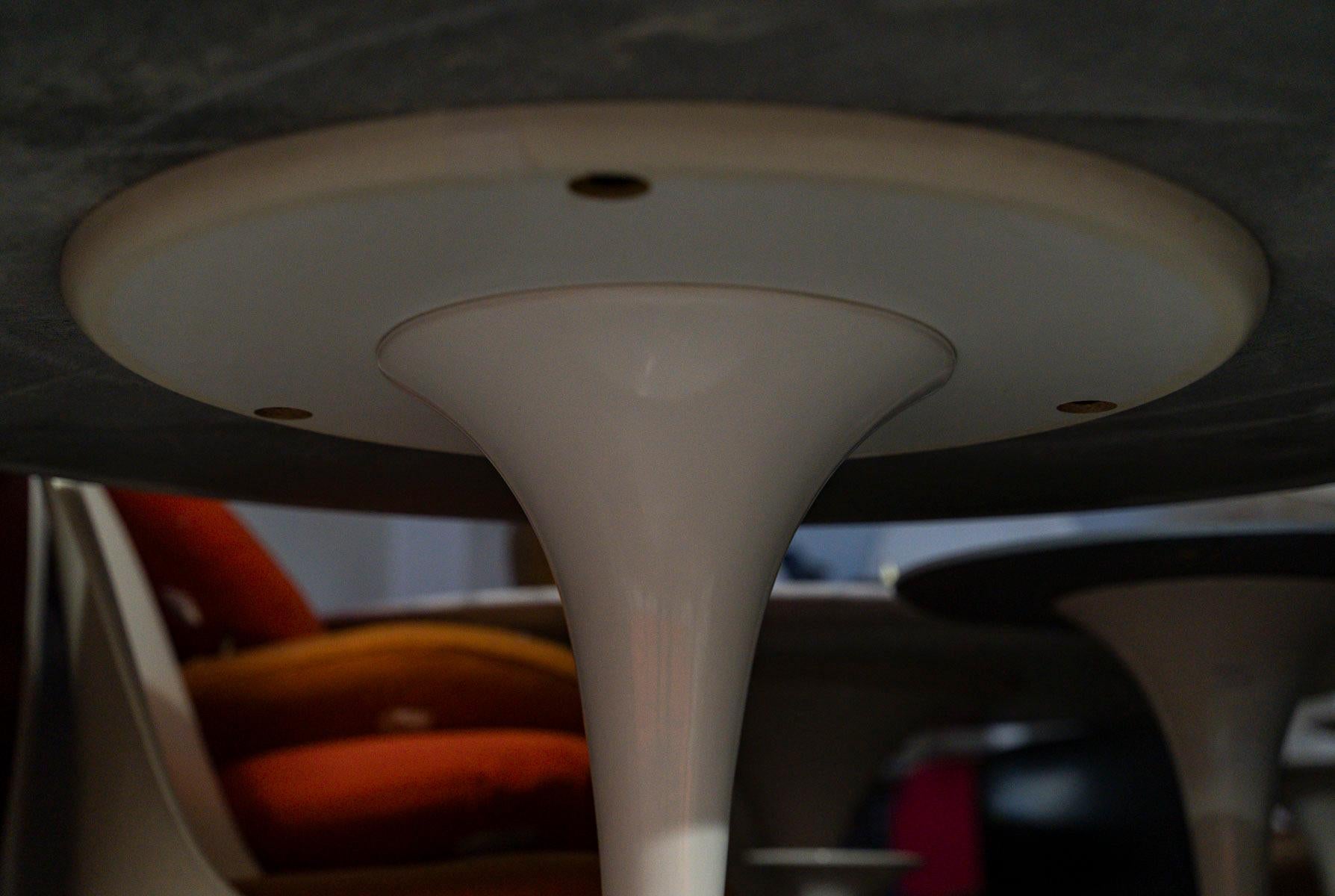 Marbre Eero SAARINEN (1910-1961) & KNOLL INTERNATIONAL (éditeur) Table Tulip, 120 cm en vente