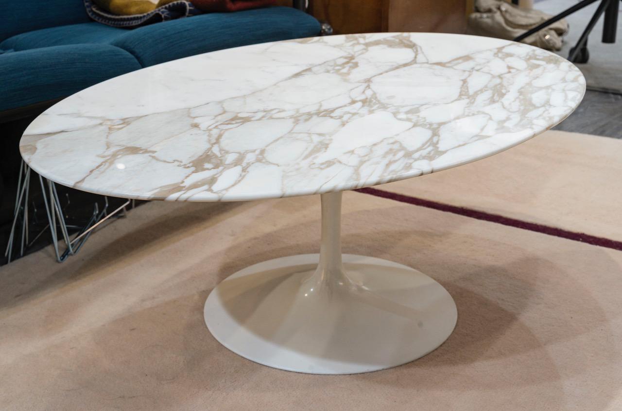 Oval dining table, grey-veined white marble top, base
aluminum covered with white rislan.
Entirely repolished and treated by a specialized marble mason.
This table, designed by Eero Saarinen in 1957, is a perfect example of the marriage of