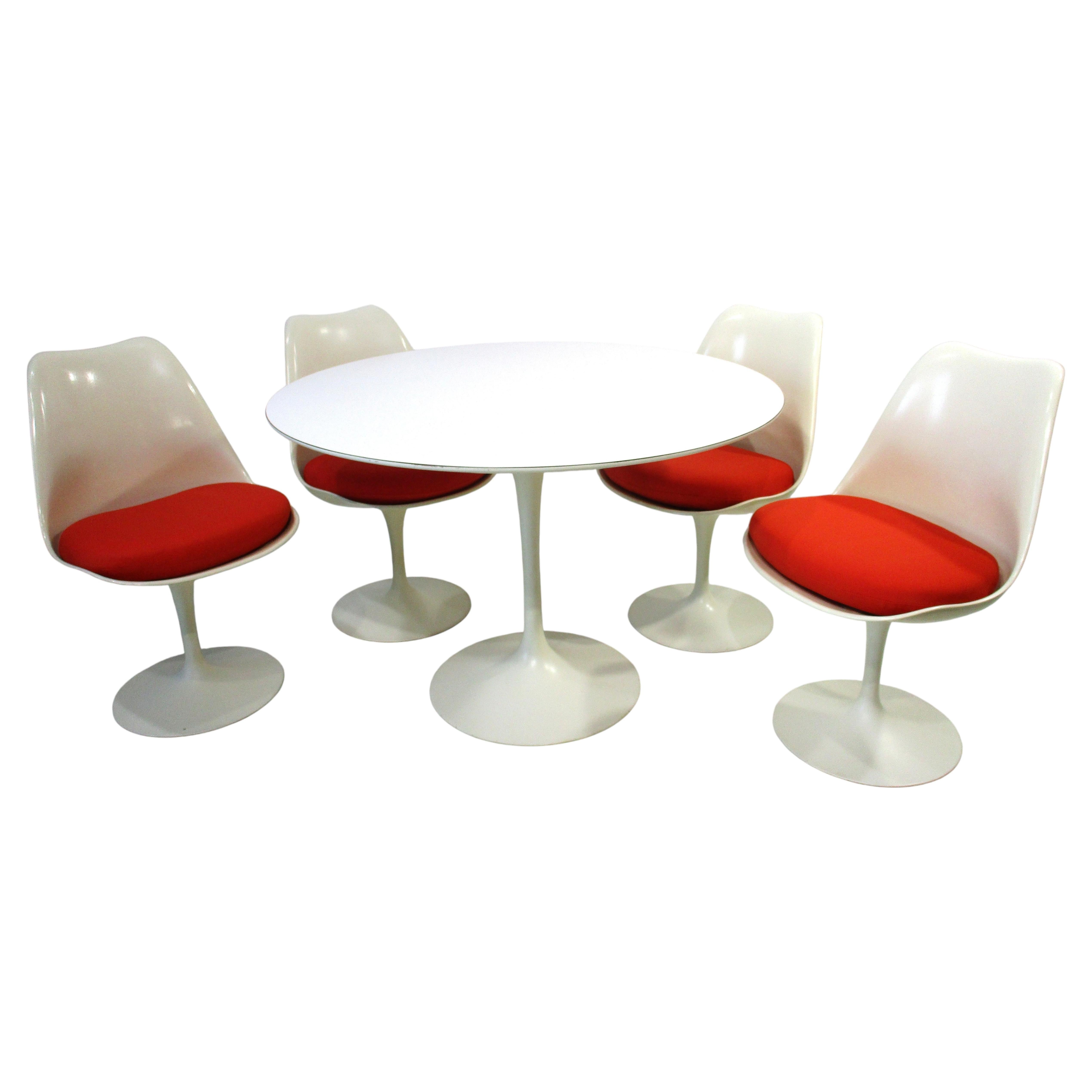 Tavolo da pranzo Tulip di Eero Saarinen da 42", con 4 sedie girevoli, per Knoll