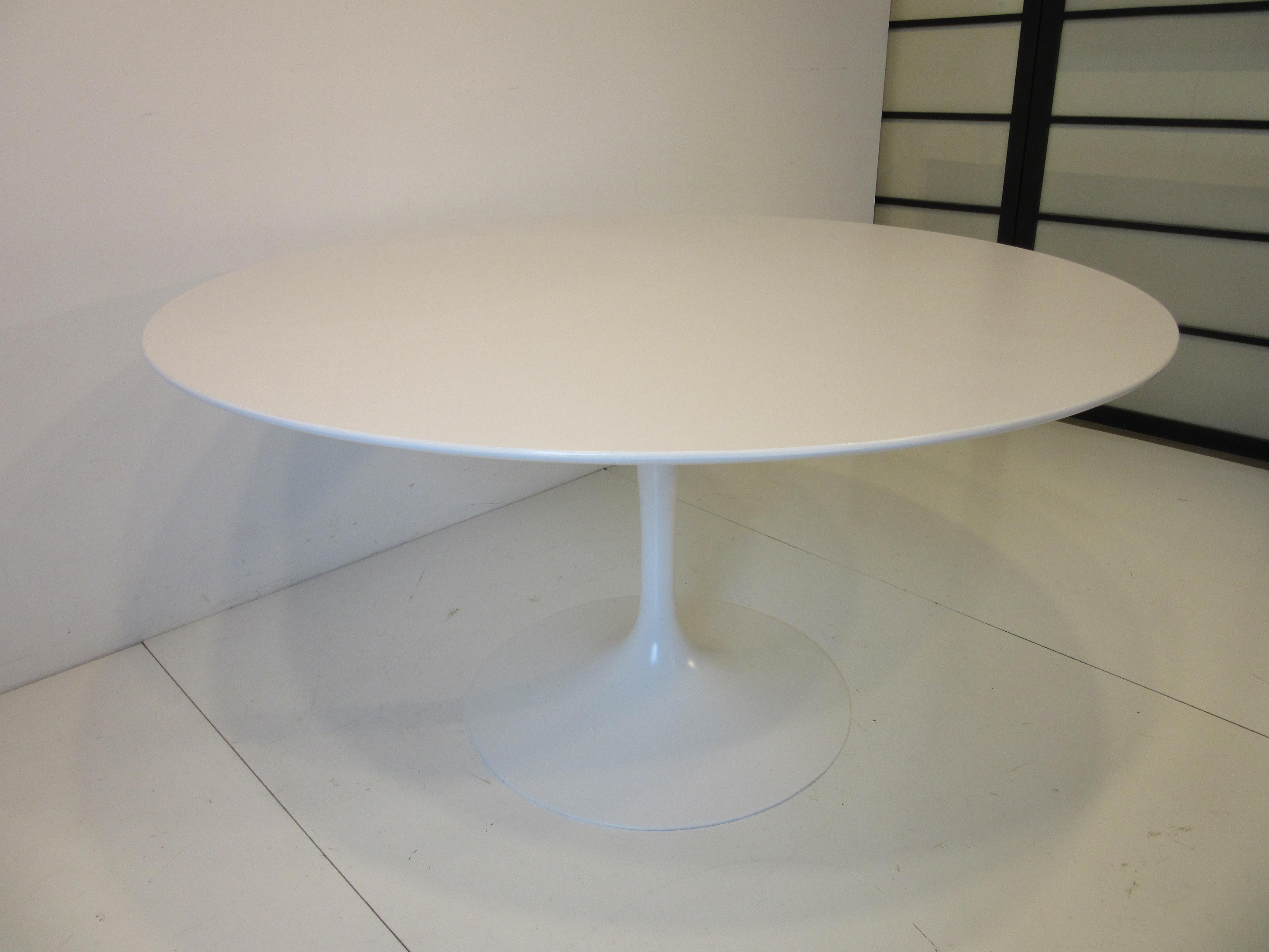 Eero Saarinen Tulip Dining Table for Knoll 3